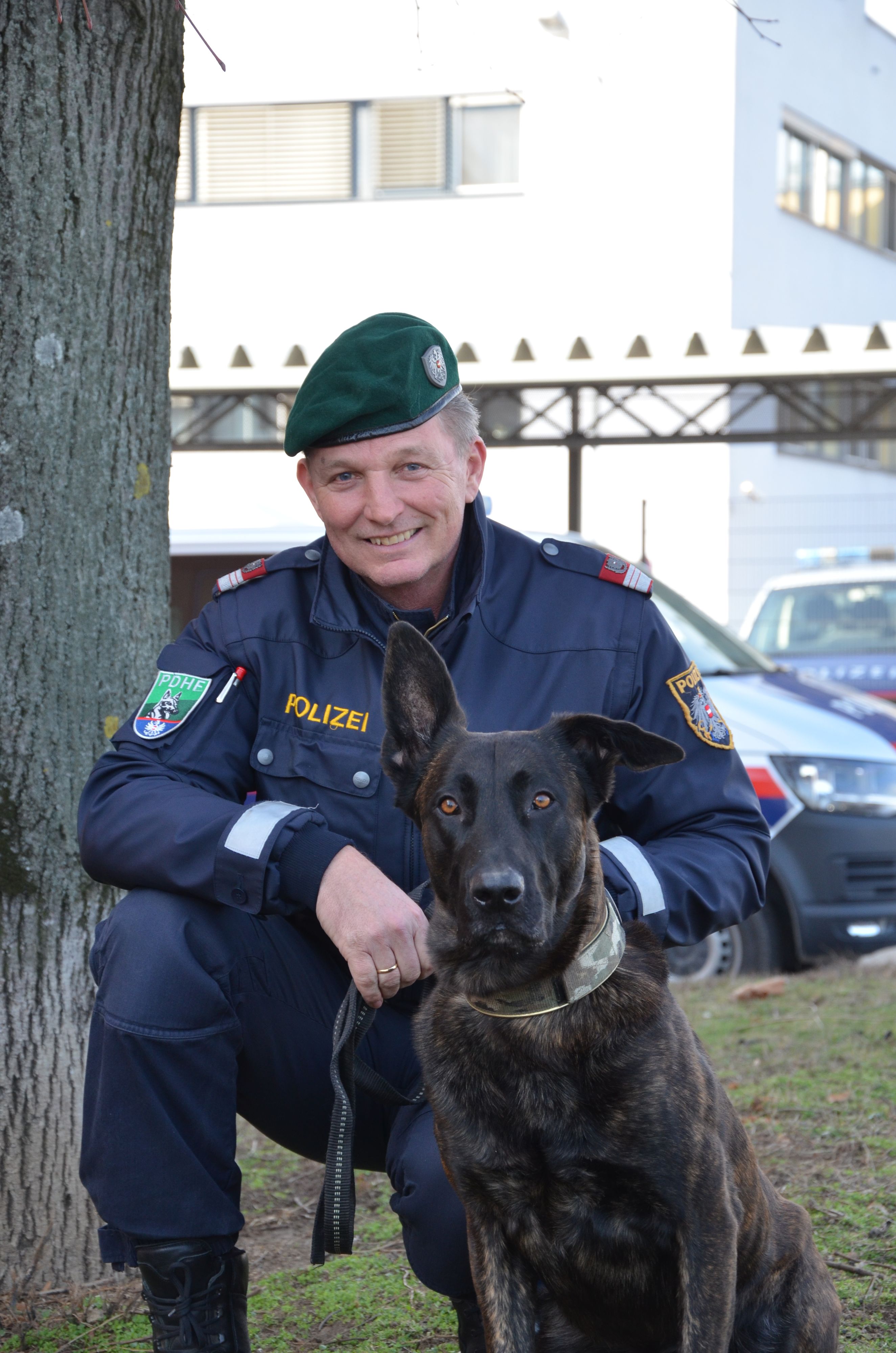Diensthund Geronimo mit seinem Herrchen.