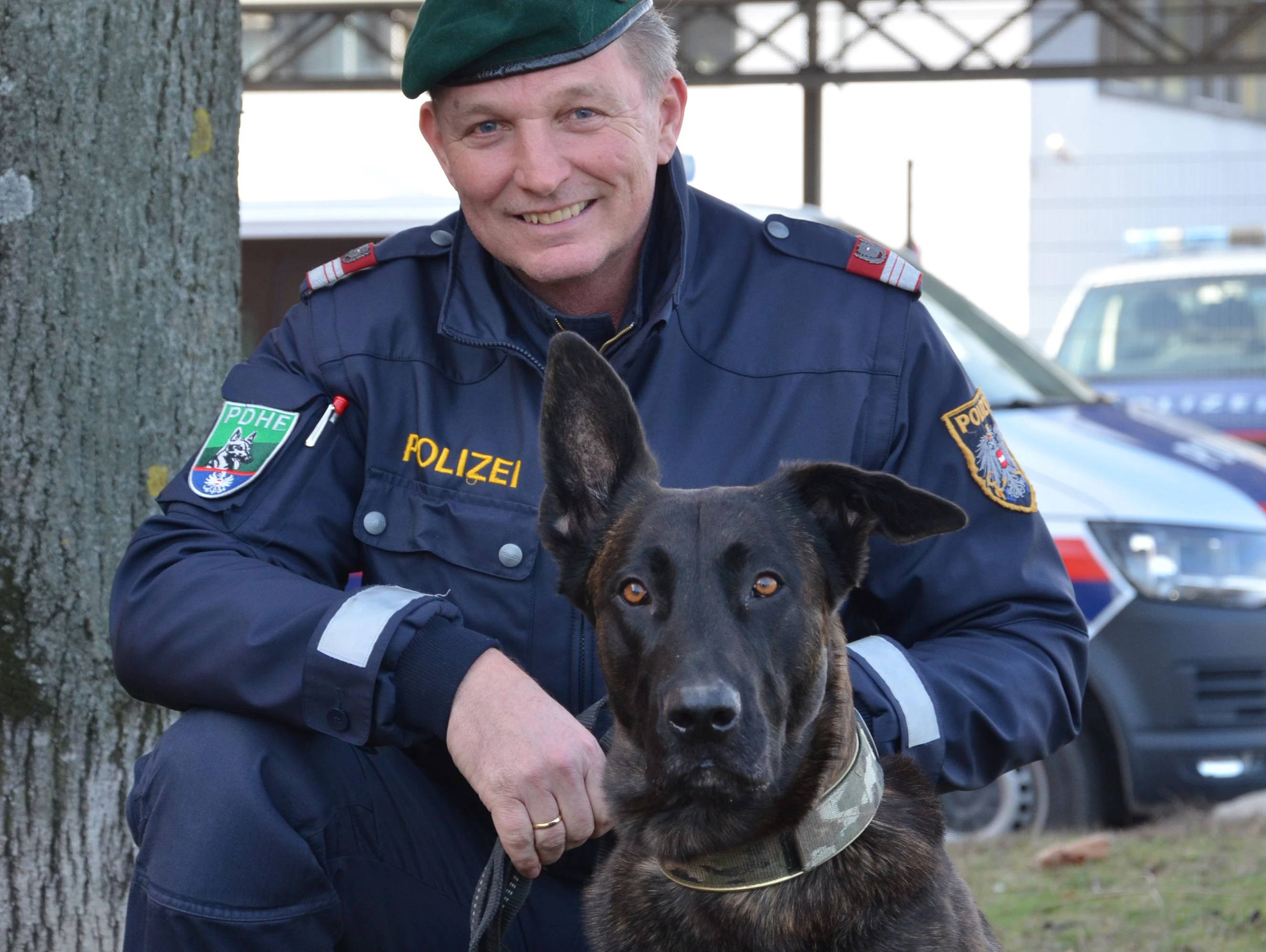 Diensthund Geronimo mit seinem Herrchen.
