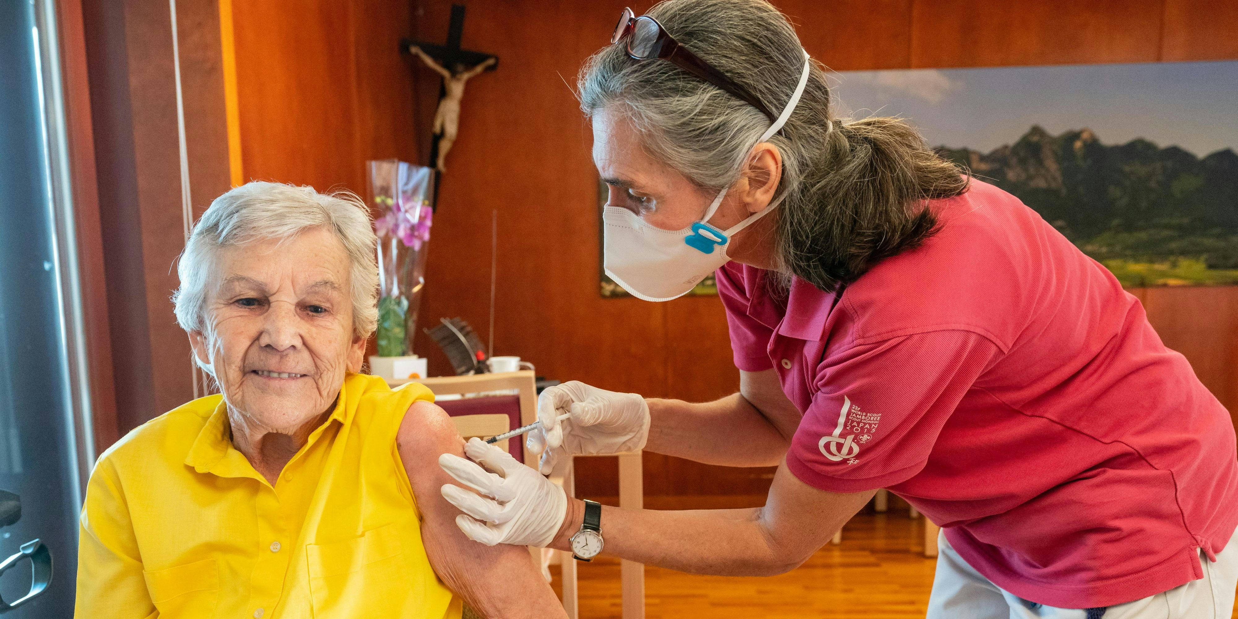 Susanne Furlan beim Impfen