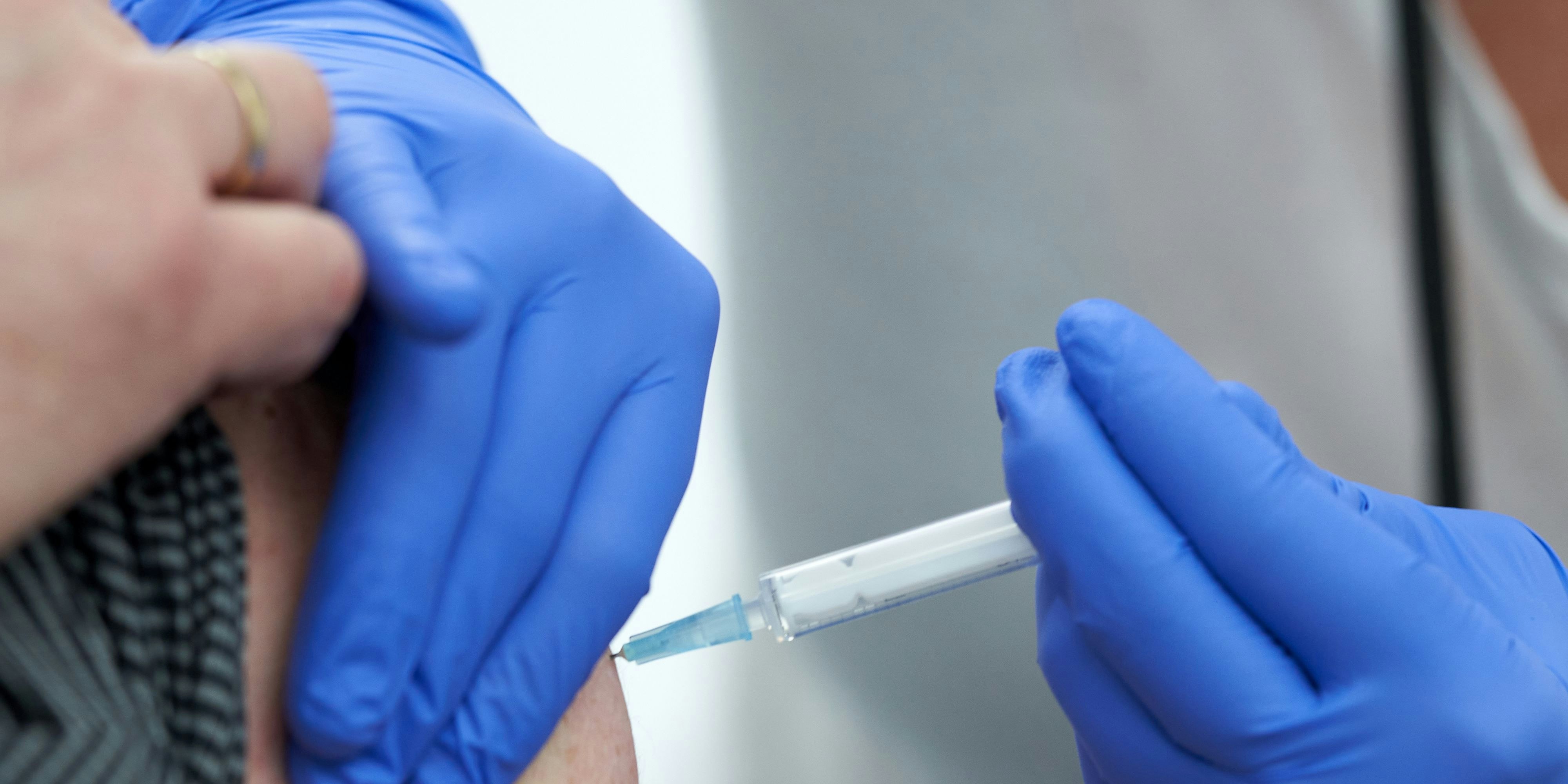 Download von www.picturedesk.com am 18.02.2021 (10:30).  15 February 2021, Rhineland-Palatinate, Polch: Michael Lingscheidt is one of the first people in Rhineland-Palatinate to receive a Corona vaccination with AstraZeneca's vaccine at the state vaccination center in Polch. With the approval of the additional vaccine from AstraZeneca, many more people can now receive their vaccination, especially among those under 65 years of age. Photo: Thomas Frey/dpa - 20210215_PD6392 - Rechteinfo: Rights Managed (RM)