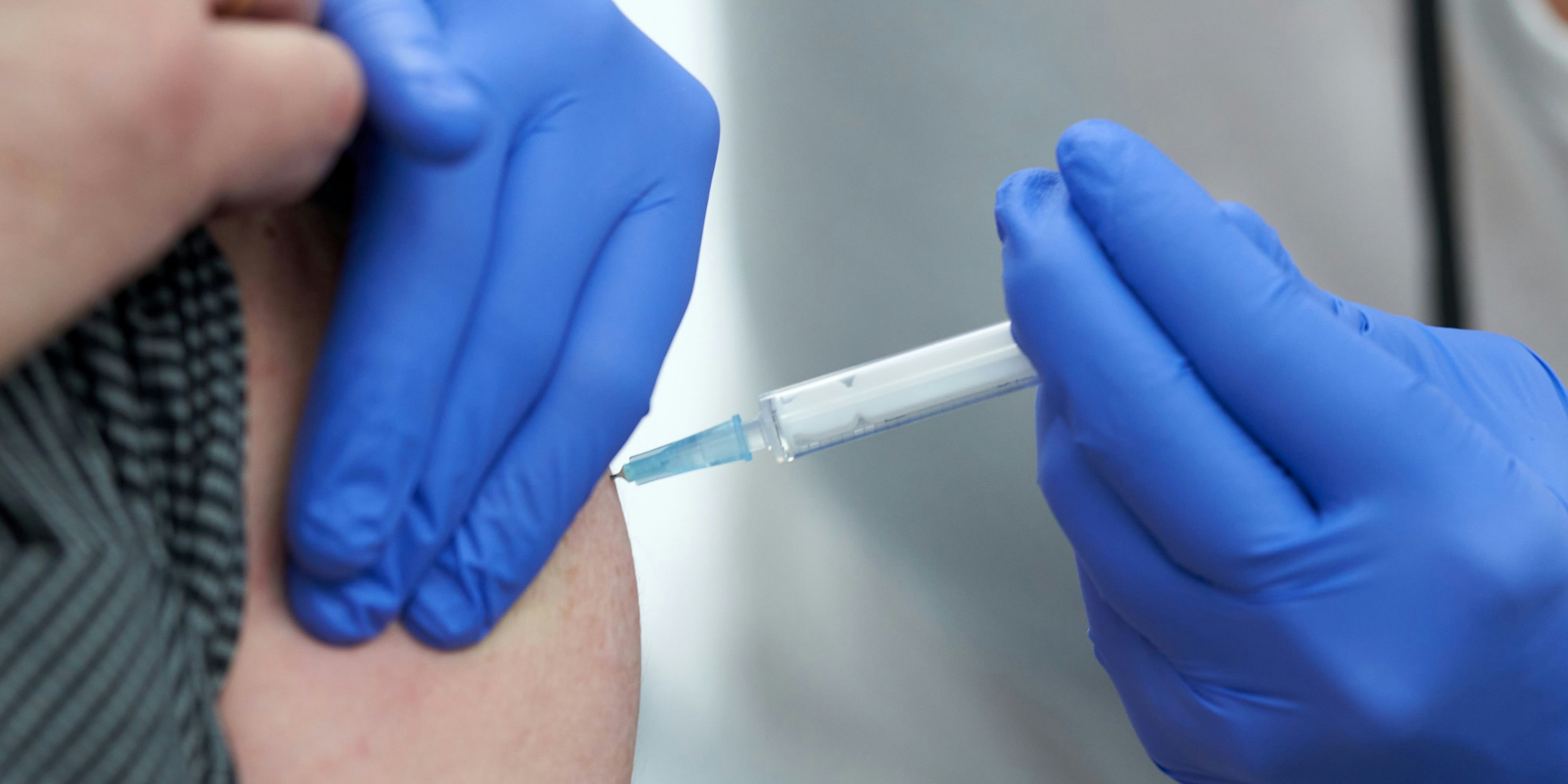 Download von www.picturedesk.com am 18.02.2021 (10:30).  15 February 2021, Rhineland-Palatinate, Polch: Michael Lingscheidt is one of the first people in Rhineland-Palatinate to receive a Corona vaccination with AstraZeneca's vaccine at the state vaccination center in Polch. With the approval of the additional vaccine from AstraZeneca, many more people can now receive their vaccination, especially among those under 65 years of age. Photo: Thomas Frey/dpa - 20210215_PD6392 - Rechteinfo: Rights Managed (RM)