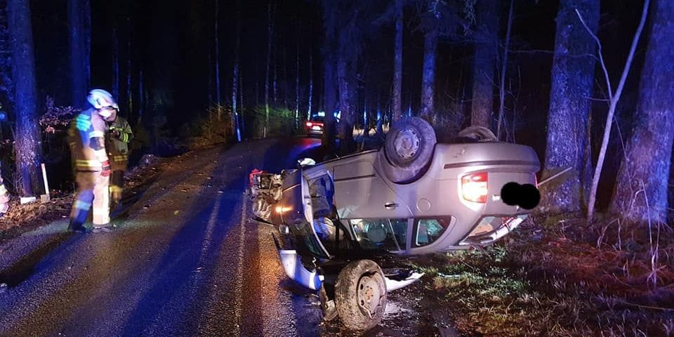 Die beiden 19-Jährigen konnten das Fahrzeug selbstständig verlassen. 