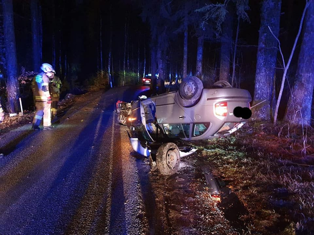 Heute.at - Teenager zerlegt Auto in Kurve und landet am Dach