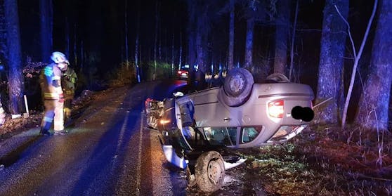 Die beiden 19-Jährigen konnten das Fahrzeug selbstständig verlassen.