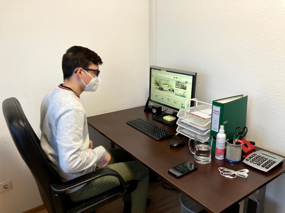 Der Arbeitsplatz von Sinan ist das Internet.