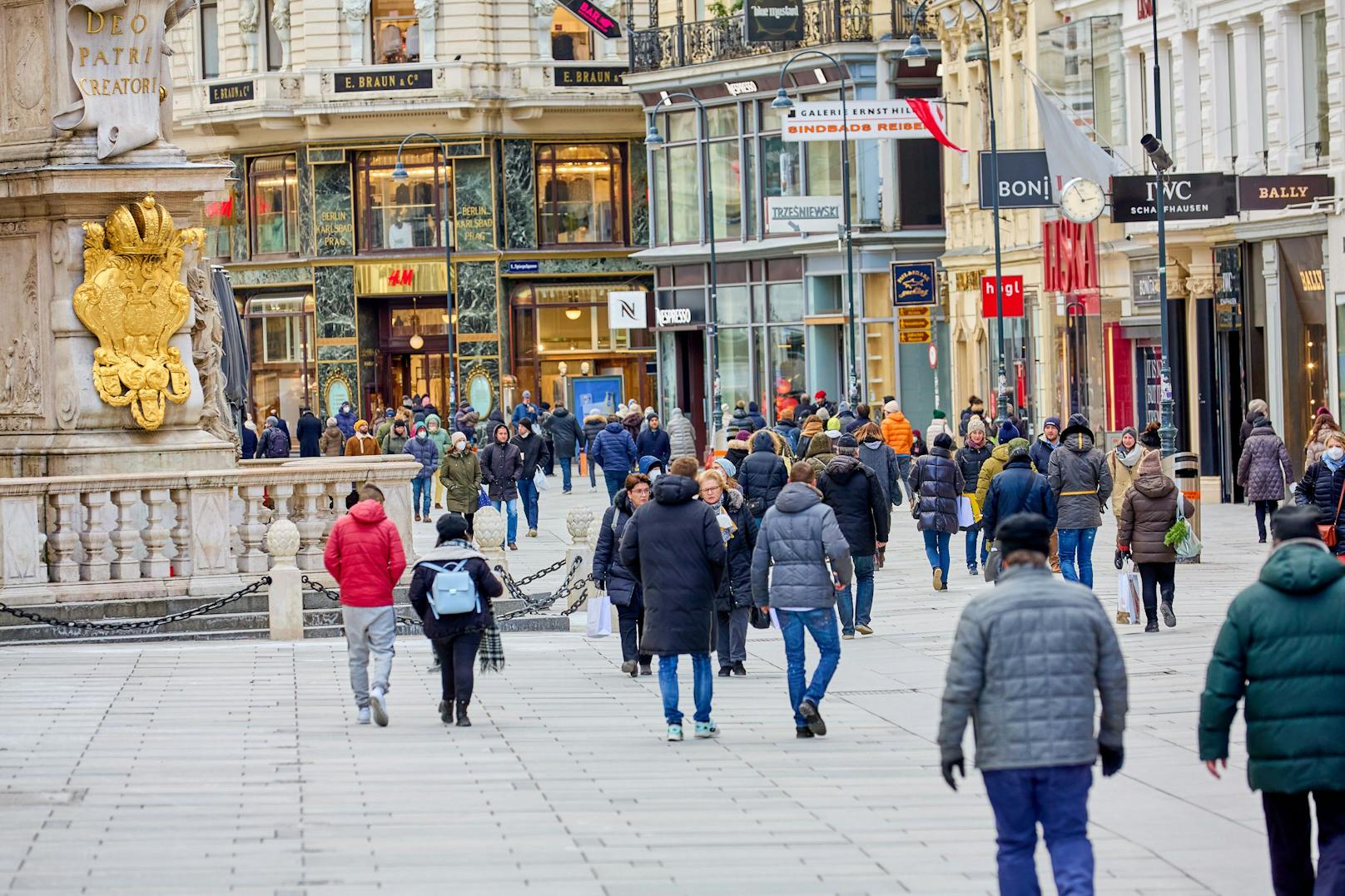 Trotz Pandemie sind viele auf Schnäppchenjagd in den Wiener Einkaufsstraßen.