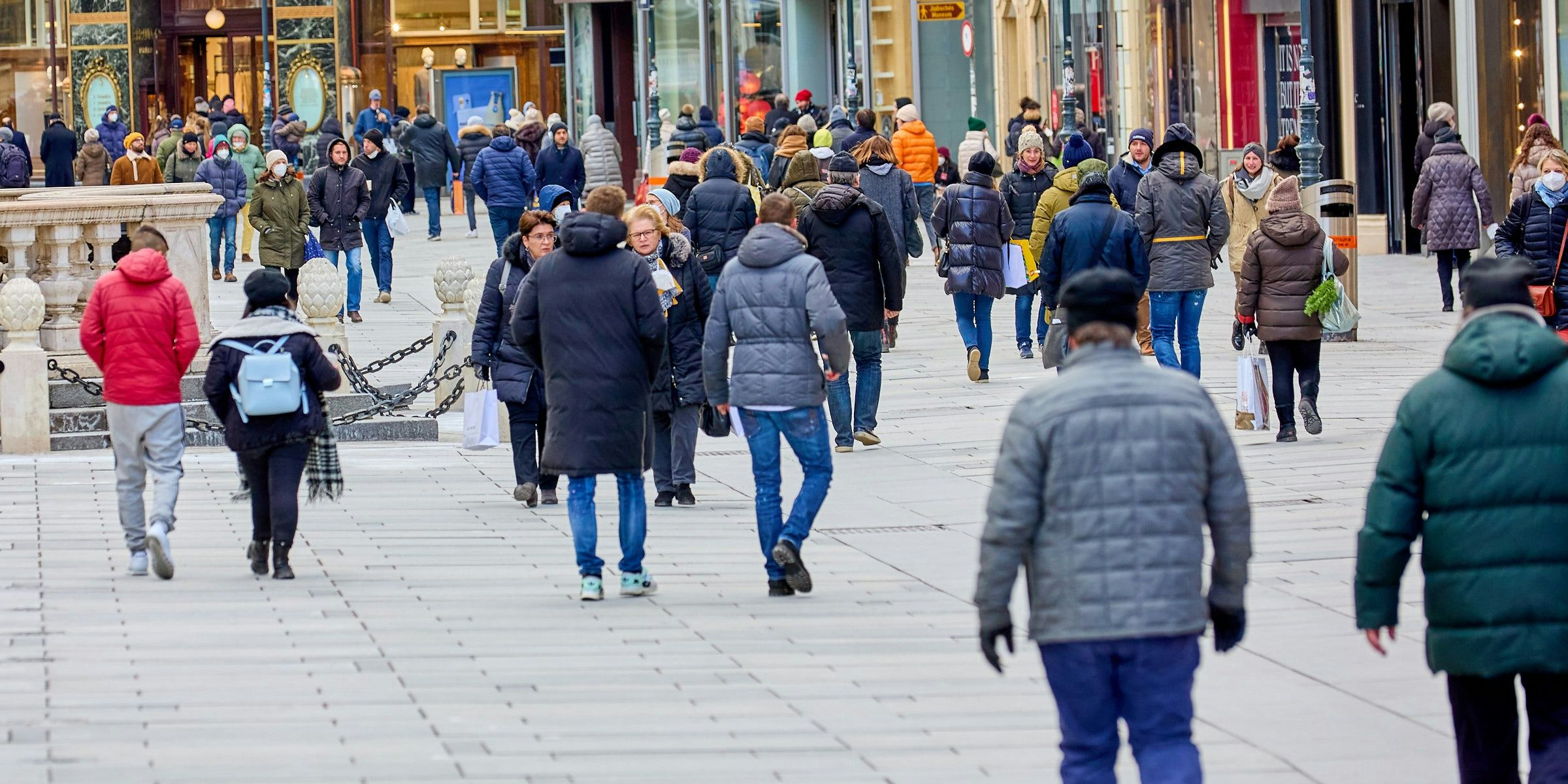 Download von www.picturedesk.com am 18.02.2021 (10:20).  MINDESTPREIS PRINT EUR 50,00/ONLINE EUR 20,00 - (C) photonews.at/Georges Schneider - Wien 12.02.2021 - Coronavirus Krise - Nach dem rund 6 Wochen dauernden österreichweiten 3. harten Lockdown dürfen seit 5 Tagen Einkaufszentren, Friseure und Geschäfte unter strengen Vorgaben wieder aufmachen.Trotz eisiger Kälte waren auch heute viele auf Schnäppchenjagd in den Wiener Einkaufsstrassen. PHOTO: Am Graben // Vienna, Austria - Coronavirus Crisis - Coronavirus crisis - After the Austria-wide, 3rd hard lockdown, which lasted around 6 weeks, shopping centers, hairdressers and shops have been allowed to reopen under strict guidelines since 5 days. Despite the freezing cold, many were still hunting for bargains in the Viennese shopping streets. - 20210212_PD13430 - Rechteinfo: Rights Managed (RM) Achtung Mindestpreis - nicht zum Listenpreis erhÃ¤ltlich