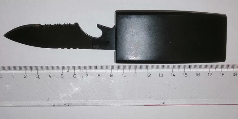 Die Drogen und Waffen, darunter auch ein verbotenes Gürtelmesser, wurden sichergestellt.