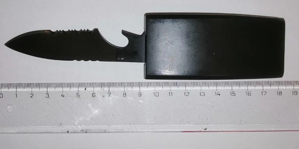 Die Drogen und Waffen, darunter auch ein verbotenes Gürtelmesser, wurden sichergestellt.
