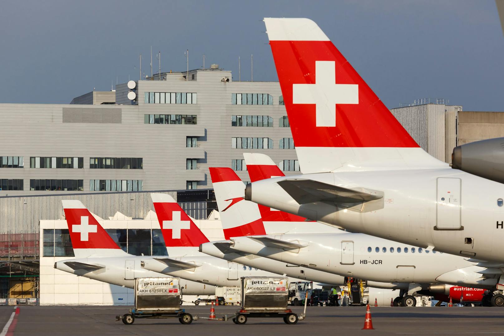 Flugzeuge der SWISS, dazwischen auch eine AUA-Maschine, am Flughafen Zürich.