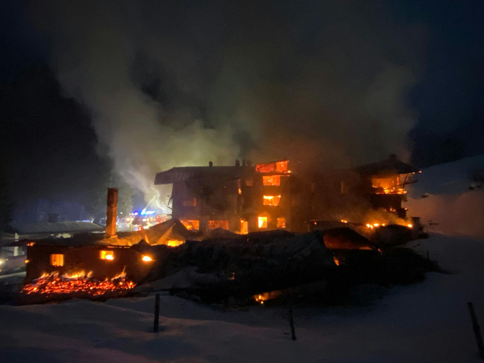 In der Nacht auf Donnerstag (18. Februar 2021) brach auf der Griesner Alm in Kirchdorf in Tirol ein Feuer aus.