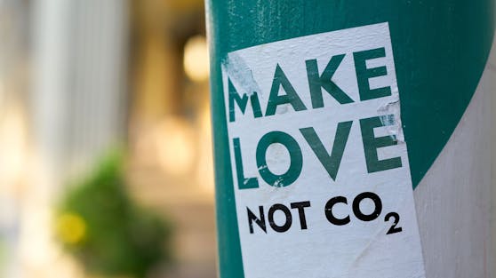 "Make Love, Not CO2"-Sticker in Berlin. Symbolfoto