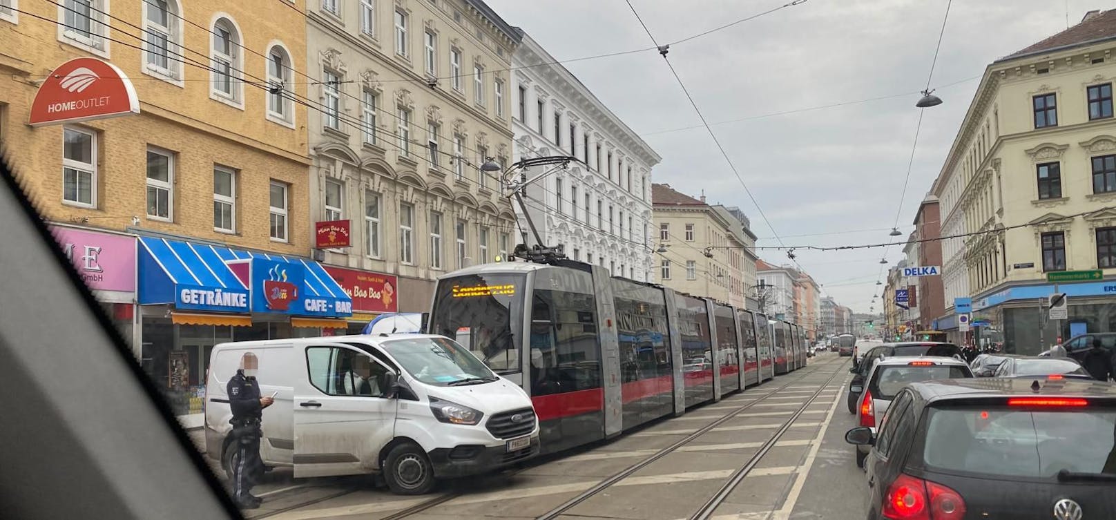 Ein Straßenbahn fuhr in einen Kleintransporter in Wien.