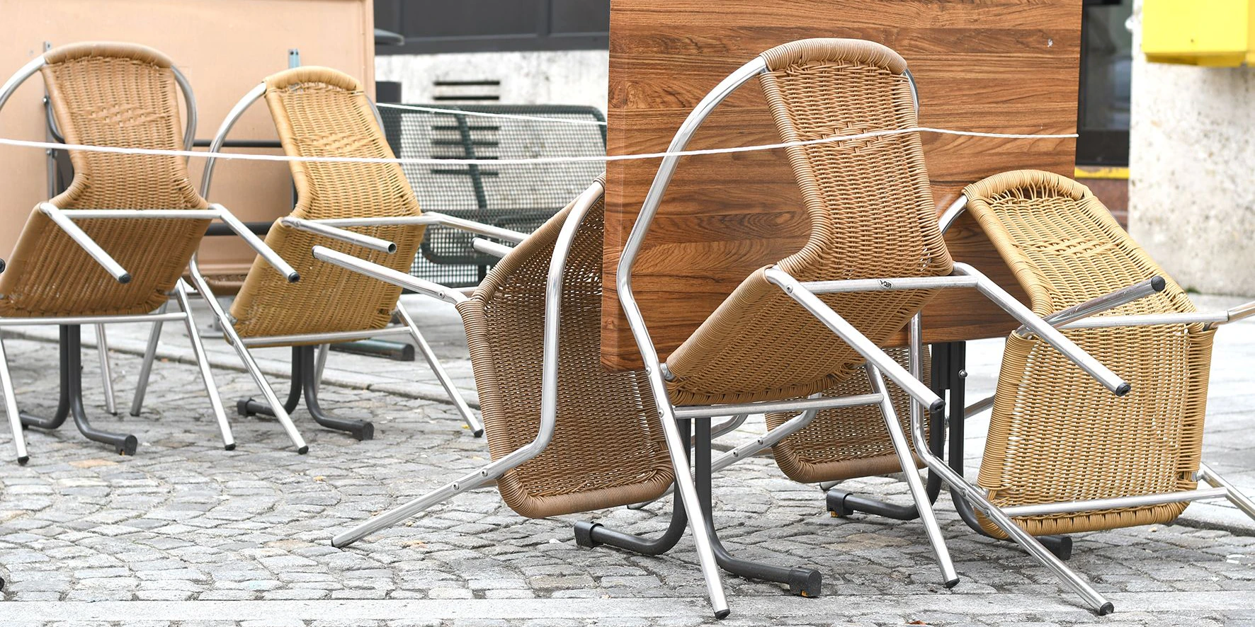 Download von www.picturedesk.com am 19.02.2021 (14:59).  12.12.2020, AUT, Fototermin, Themenbild, im Bild hochgeklappte Stühle mit Absperrband, Gastronomie während Lockdown geschlossen, Covid-19, PhotoCredit Johanna Schlosser - 20210205_PD11563 - Rechteinfo: Rights Managed (RM)