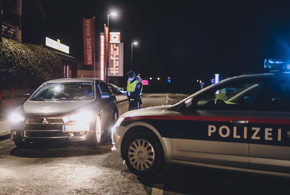 Die Beamten stoppten den Autofahrer und führten eine Kontrolle durch.