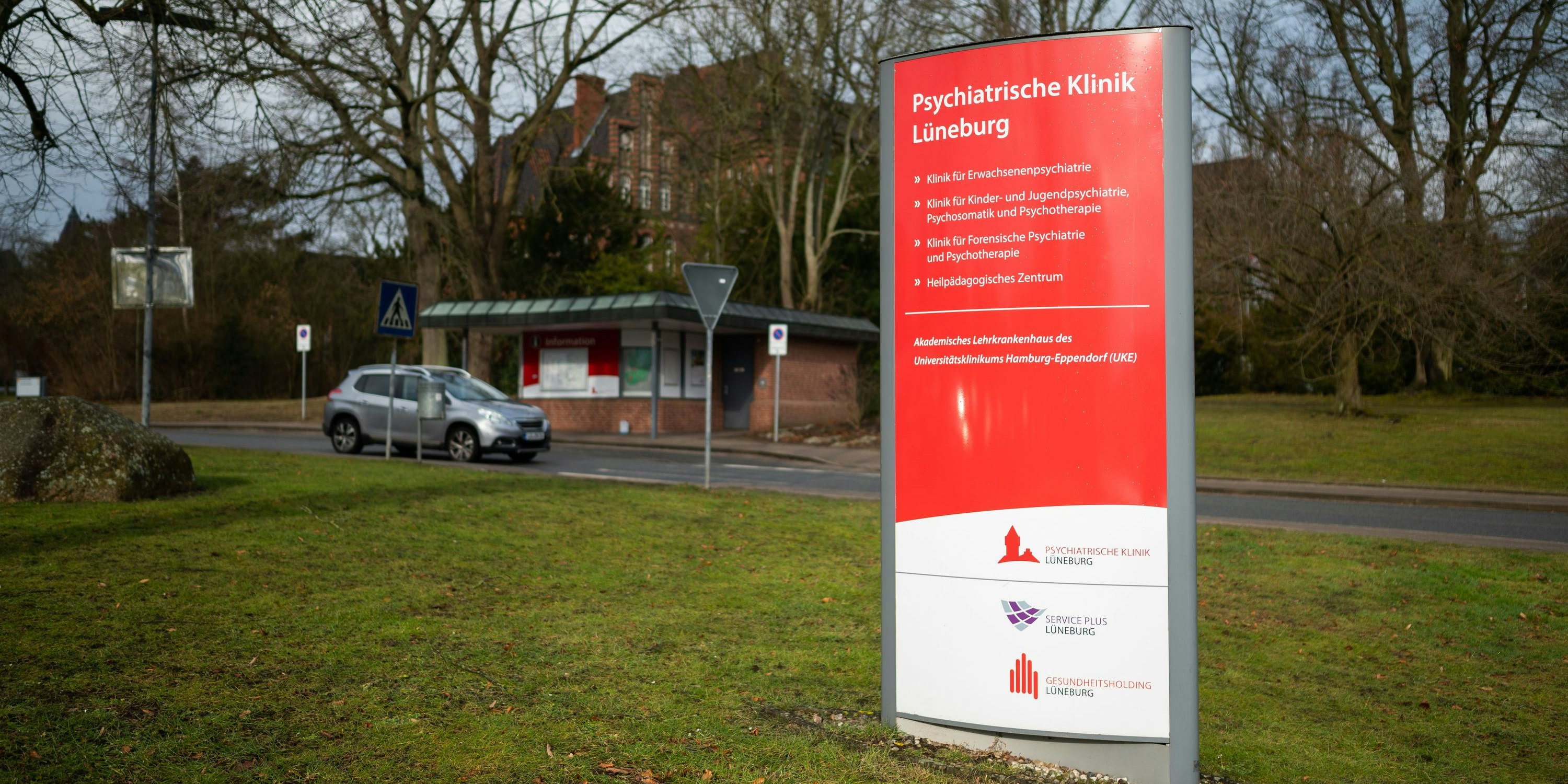 Download von www.picturedesk.com am 19.02.2021 (11:33).  19 February 2021, Lower Saxony, Lüneburg: "Lüneburg Psychiatric Clinic" is written on a sign at the entrance to the clinic. After the violent death of a patient in a psychiatric clinic in Lüneburg, there is another fatality. Photo: Philipp Schulze/dpa - 20210219_PD2001 - Rechteinfo: Rights Managed (RM)