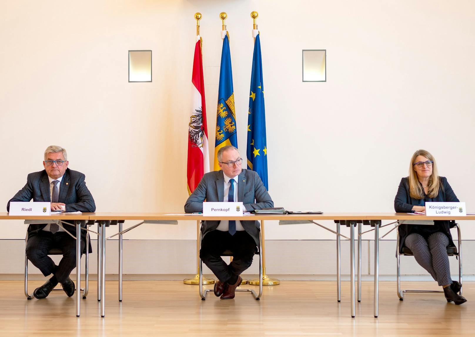 NÖ Gemeindebund-Präsident Alfred Ried, LH-Stellvertreter Stephan Pernkopf und Gesundheits-Landerätin Ulrike Königsberger-Ludwig bei der aktuellen Corona Lagebesprechung.