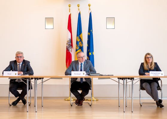 NÖ Gemeindebund-Präsident Alfred Ried, LH-Stellvertreter Stephan Pernkopf und Gesundheits-Landerätin Ulrike Königsberger-Ludwig bei der aktuellen Corona Lagebesprechung.