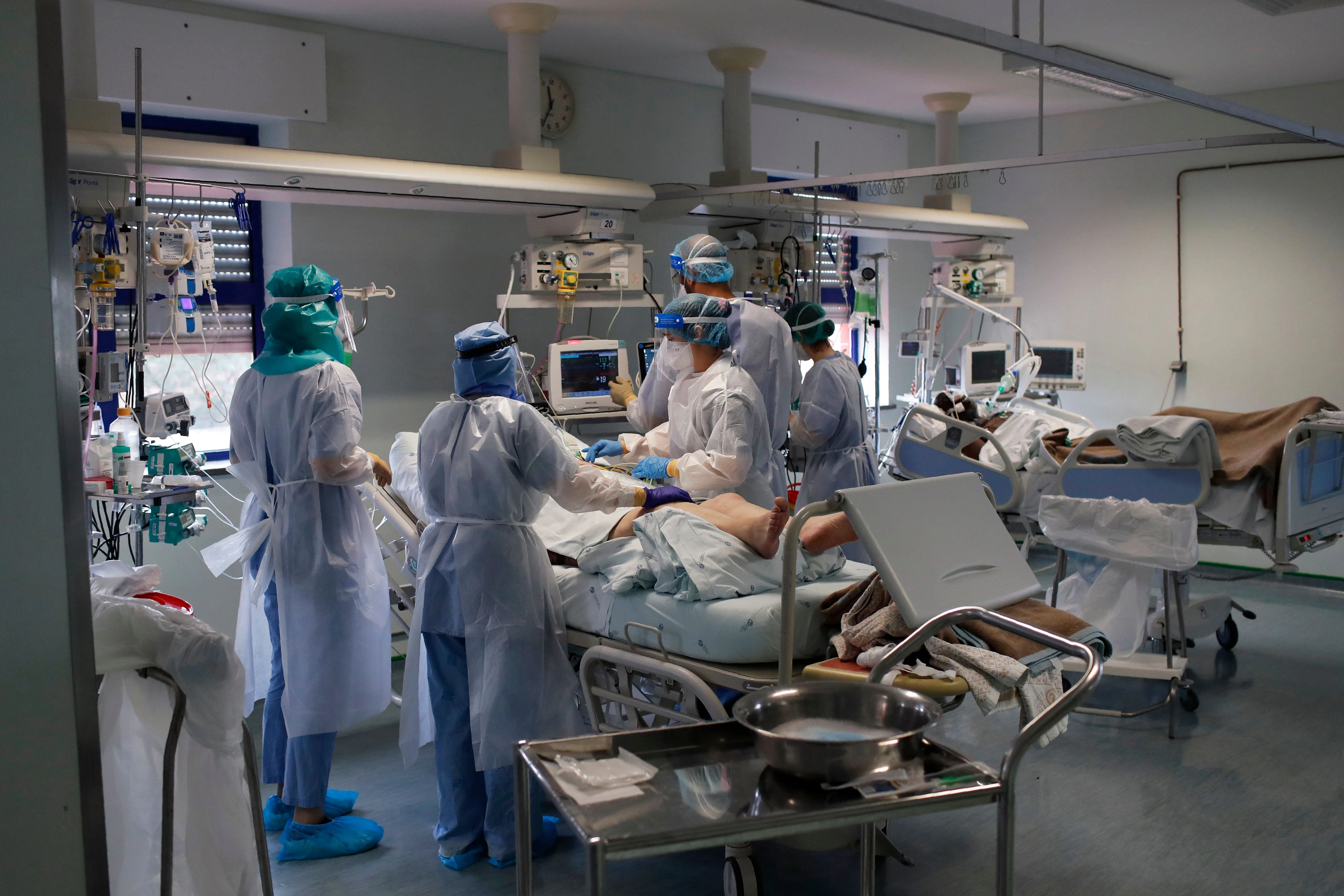 Ärzte behandeln einen Corona-Patient auf einer Intensivstation.