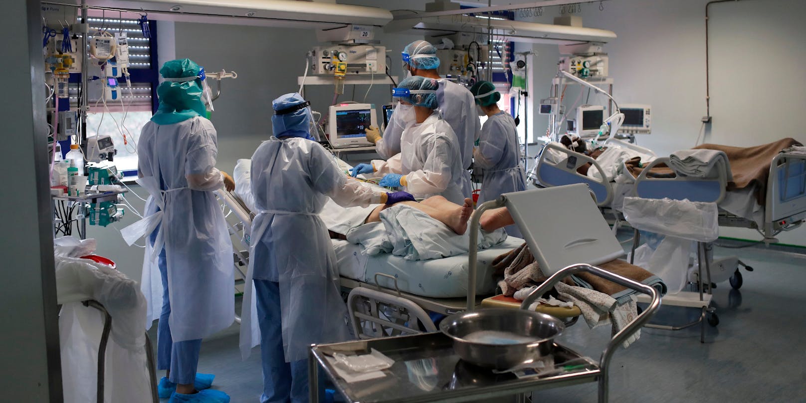 Ärzte behandeln einen Corona-Patienten auf einer Intensivstation.