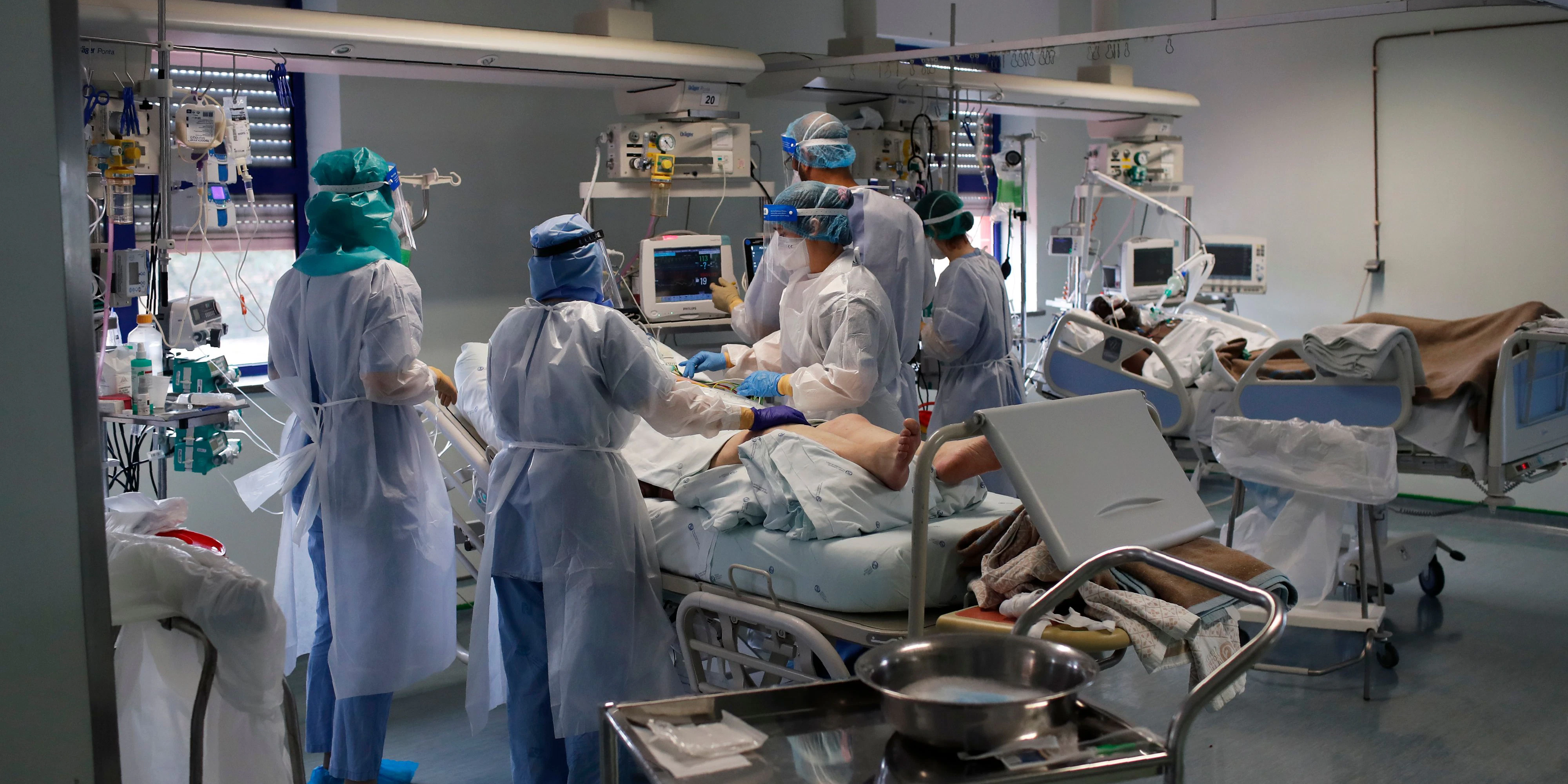 Ärzte behandeln einen Corona-Patient auf einer Intensivstation.