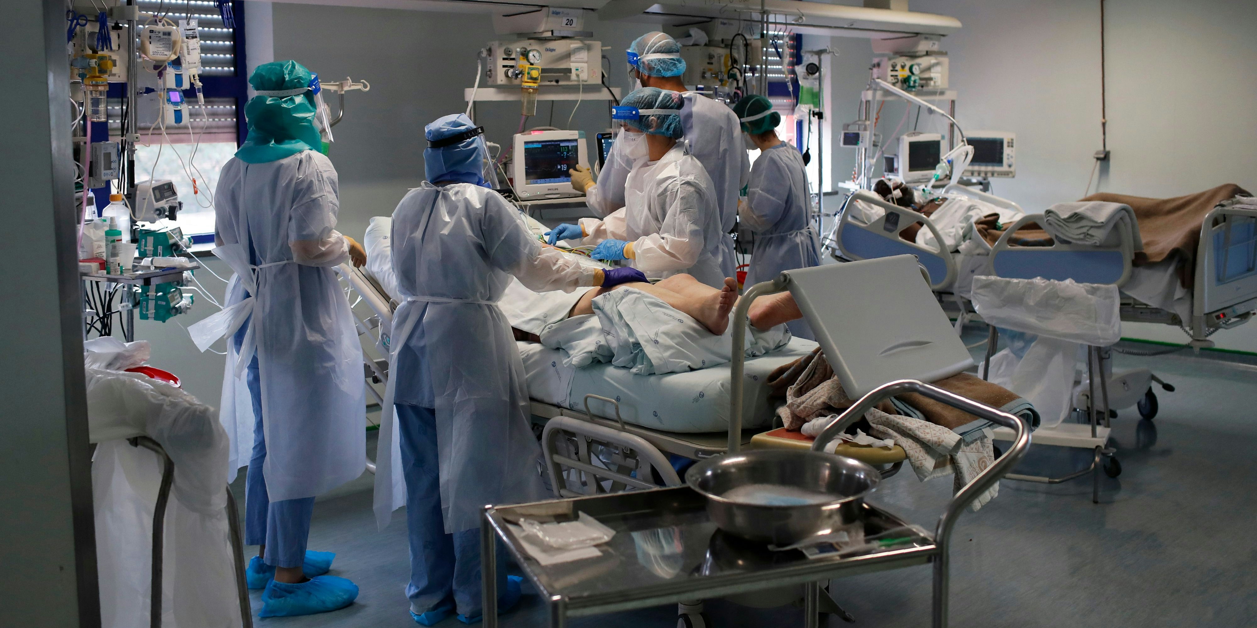 Ärzte behandeln einen Corona-Patient auf einer Intensivstation.