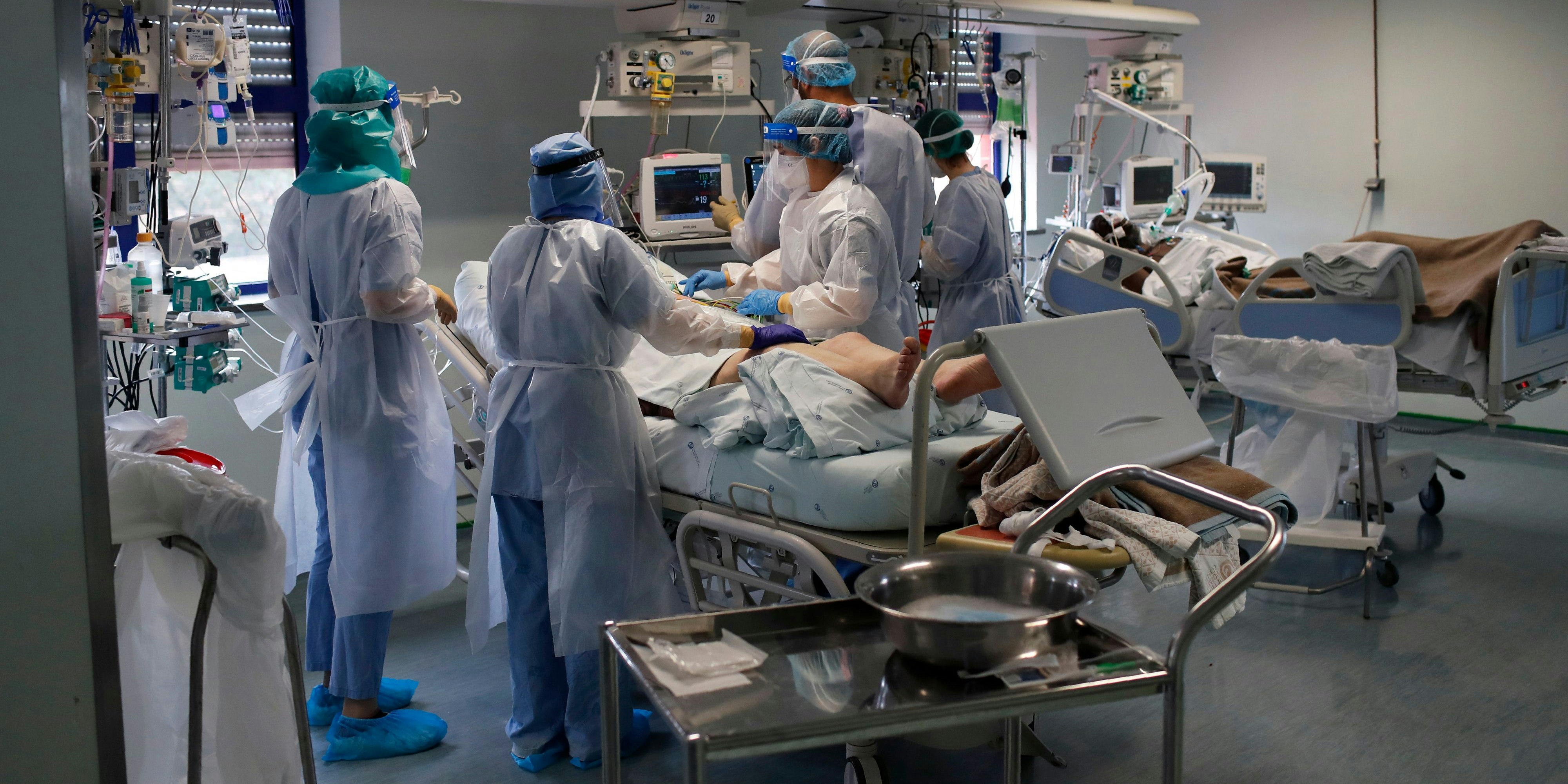 Ärzte behandeln einen Corona-Patient auf einer Intensivstation.