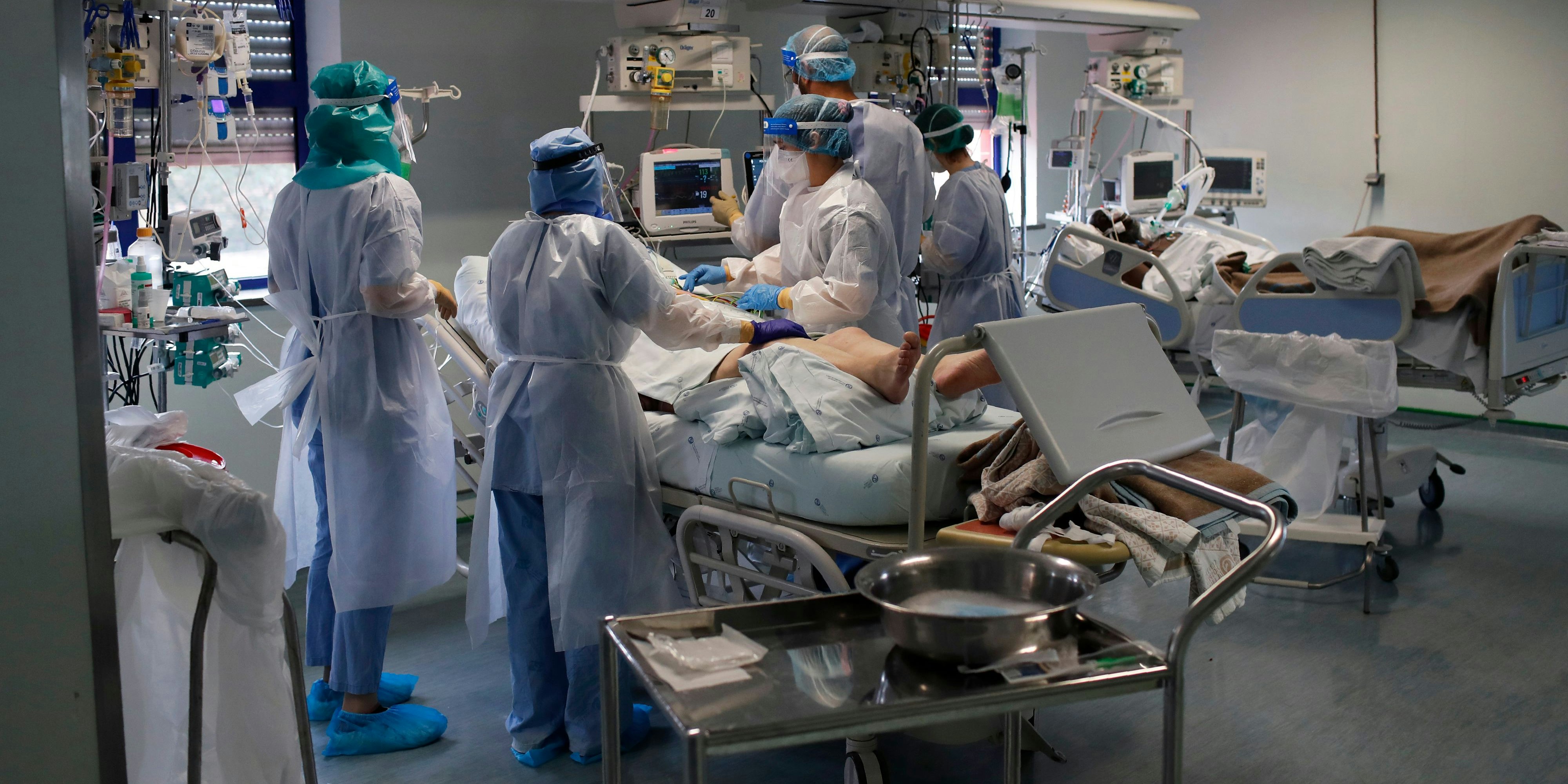 Ärzte behandeln einen Corona-Patient auf einer Intensivstation.