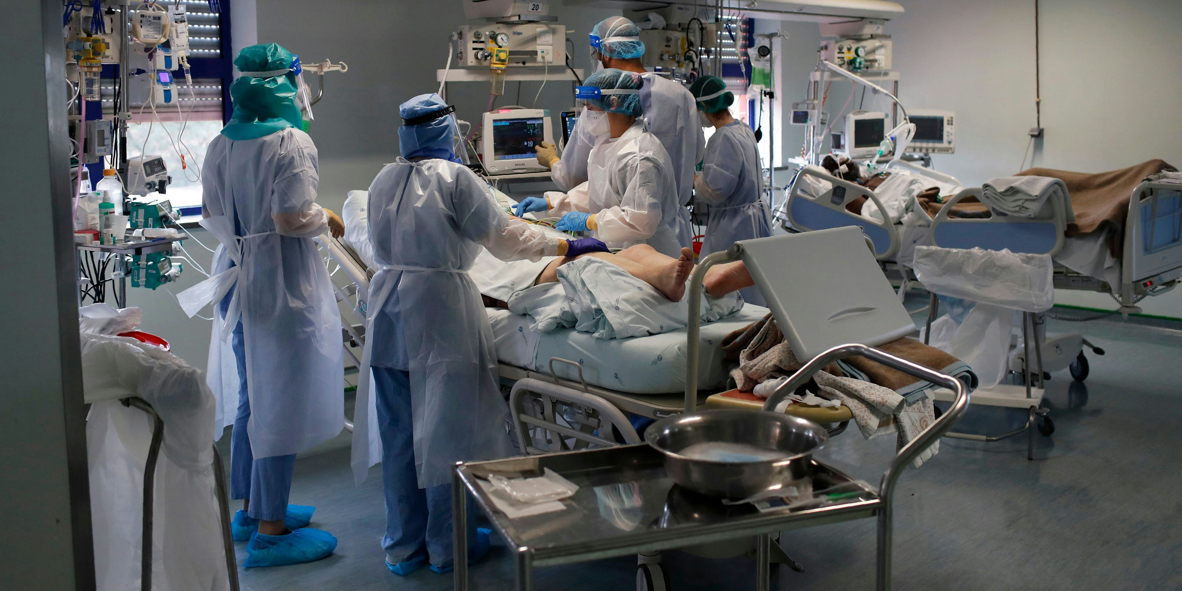 Ärzte behandeln einen Corona-Patient auf einer Intensivstation.