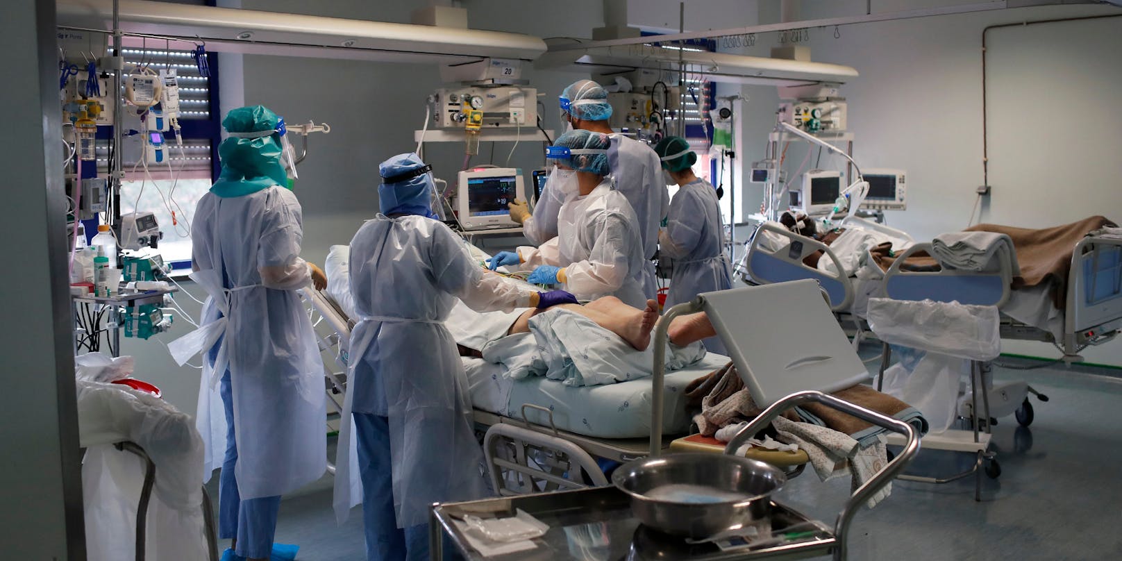 Ärzte behandeln einen Corona-Patienten auf einer Intensivstation.