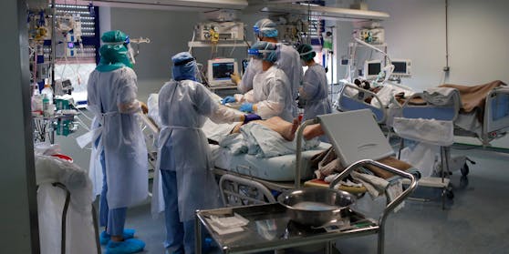 Ärzte behandeln einen Corona-Patient auf einer Intensivstation.