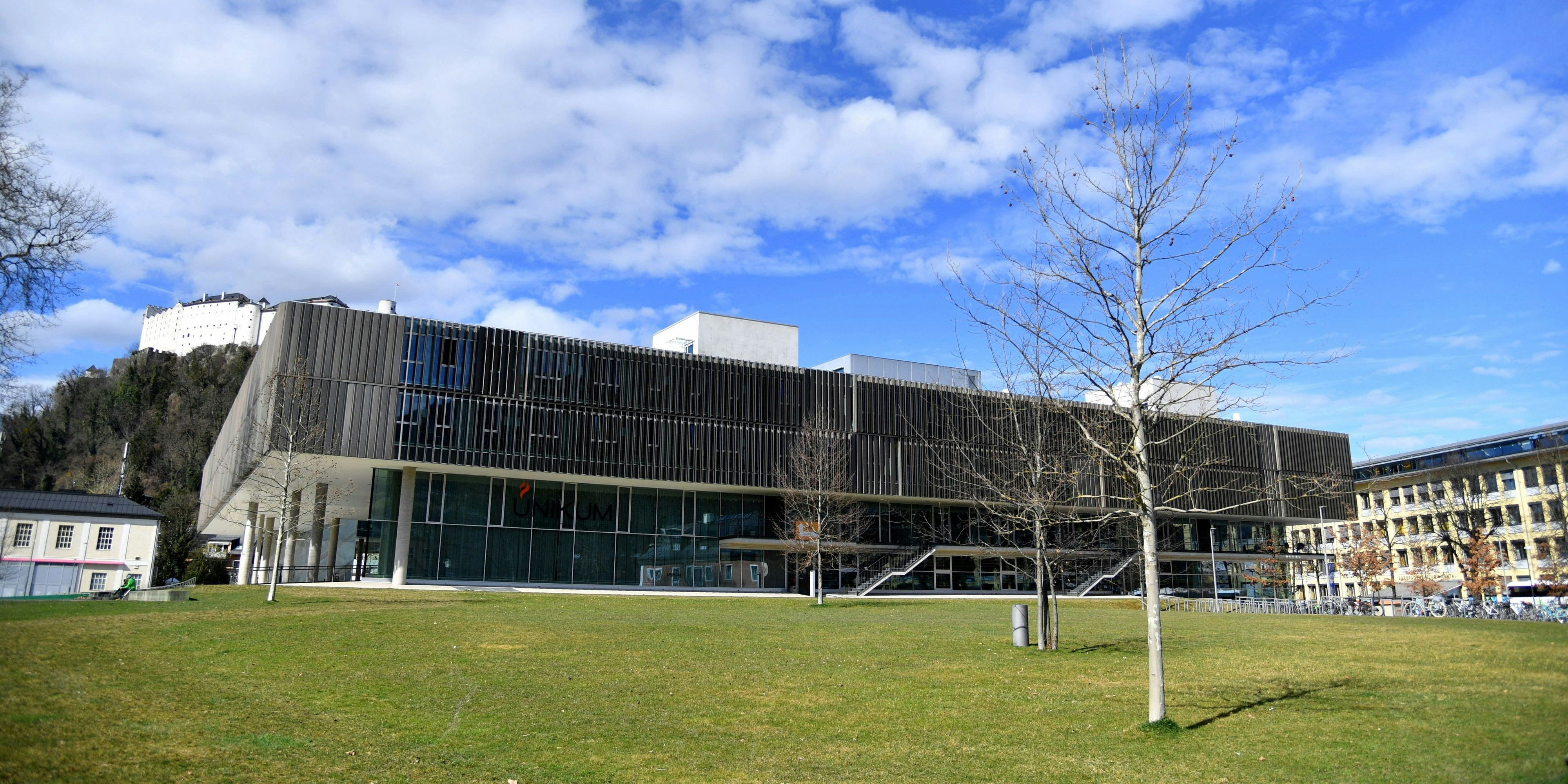 Die Uni Salzburg im Nonntaler Schulbezirk. Rechts: das "WIKU"