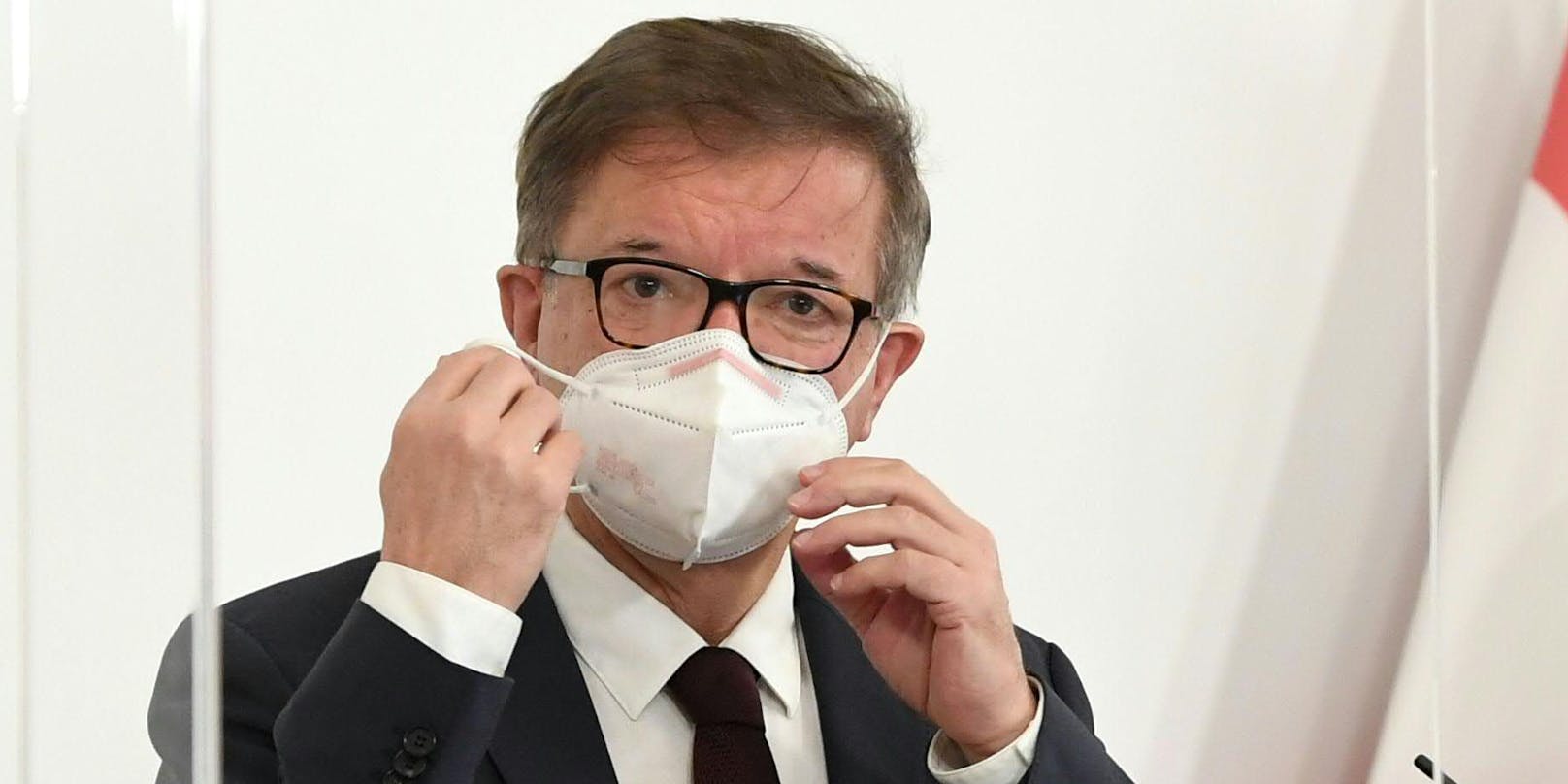 Grüne-Gesundheitsminister <strong>Rudolf Anschober</strong> erklärt, worauf beim Tragen einer FFP2-Maske zu achten ist