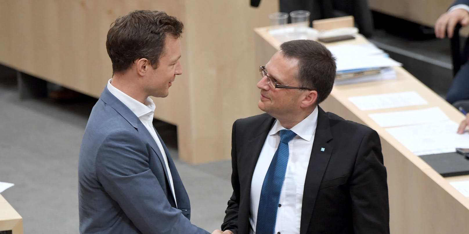 ÖVP-Klubobmann August Wöginer (re.) stärkt Finanzminister Gernot Blümel den Rücken. Archivbild.