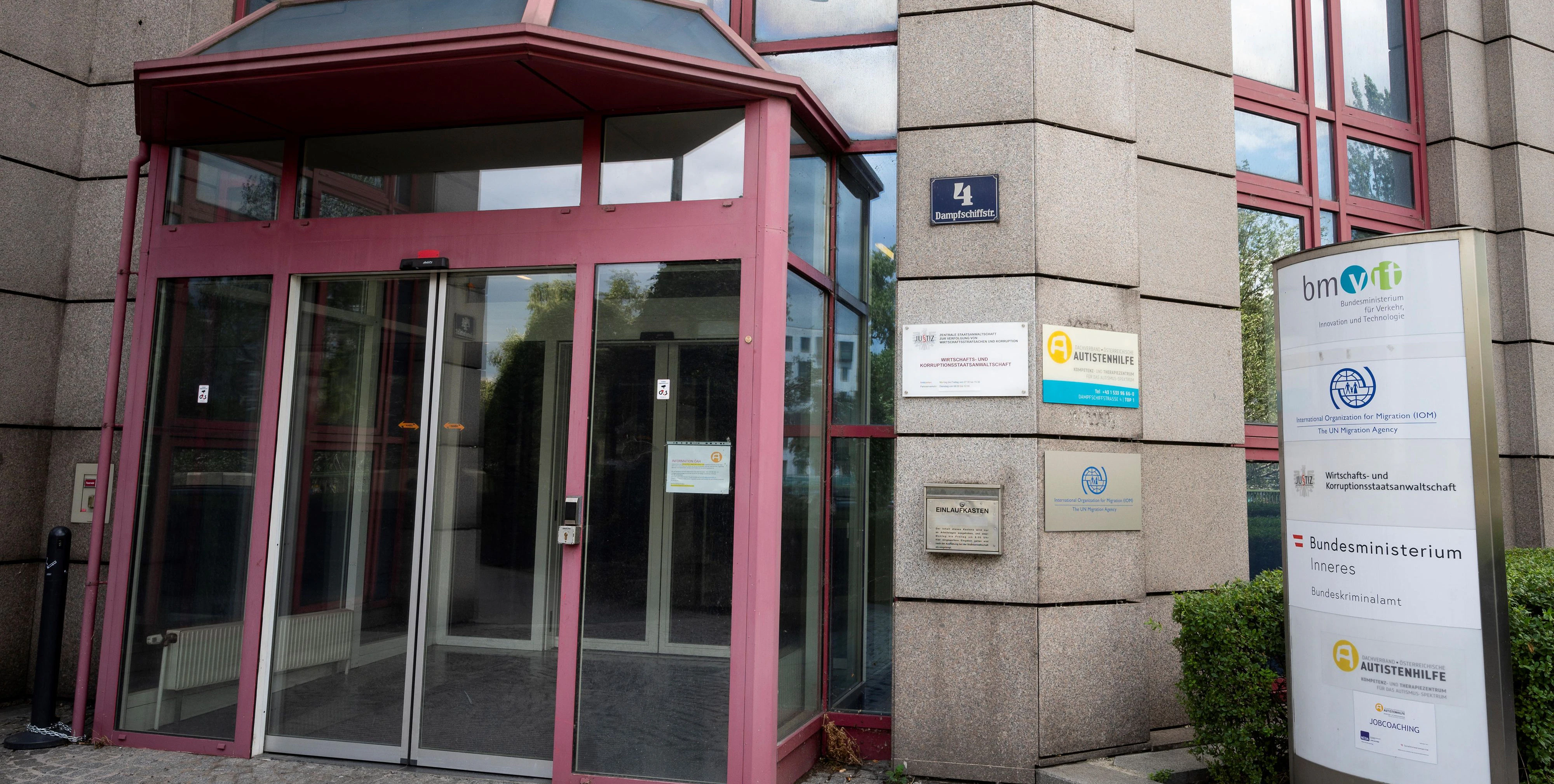 Download von www.picturedesk.com am 19.02.2021 (18:48).  VIENNA, AUSTRIA - JUNE 22: Feature: The entrance of Central public prosecutors office for the prosecution of white-collar crime and corruption - WKStA at the Dampfschiffstrasse 4 on June 22, 2020 in Vienna, Austria .WIEN, OESTERREICH - 22. JUNI: Feature: Der Eingang zur Wirtschafts- und Korruptionsstaatsanwaltschaft (WKStA), Dampfschiffstrasse am 22. Juni 2020 in Wien, Oesterreich.200622_SEPA_32_017 - 20200622_PD3679 - Rechteinfo: Rights Managed (RM)