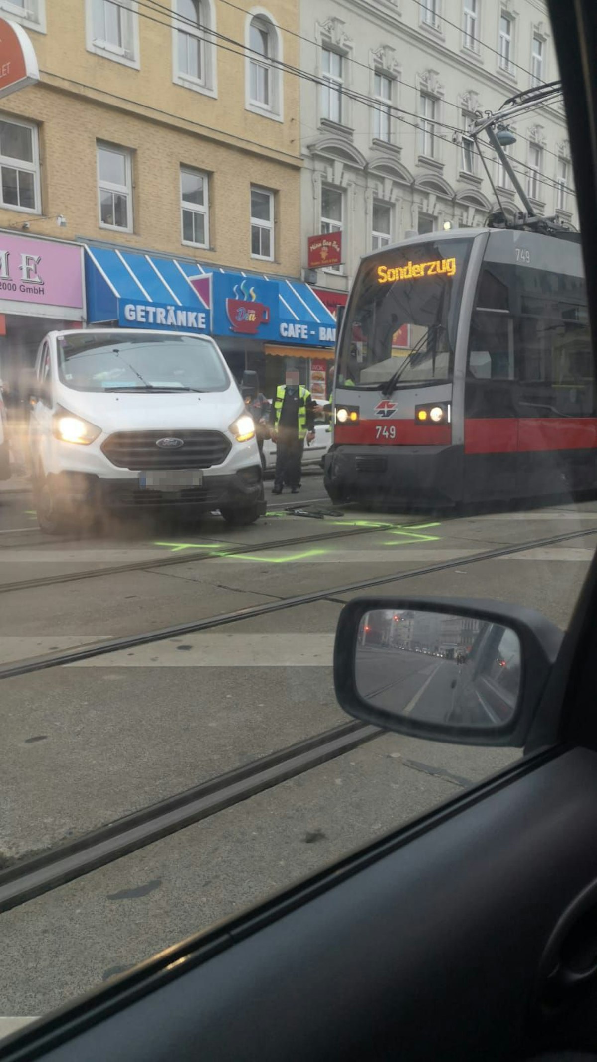 Ein Straßenbahn fuhr in einen Kleintransporter in Wien.