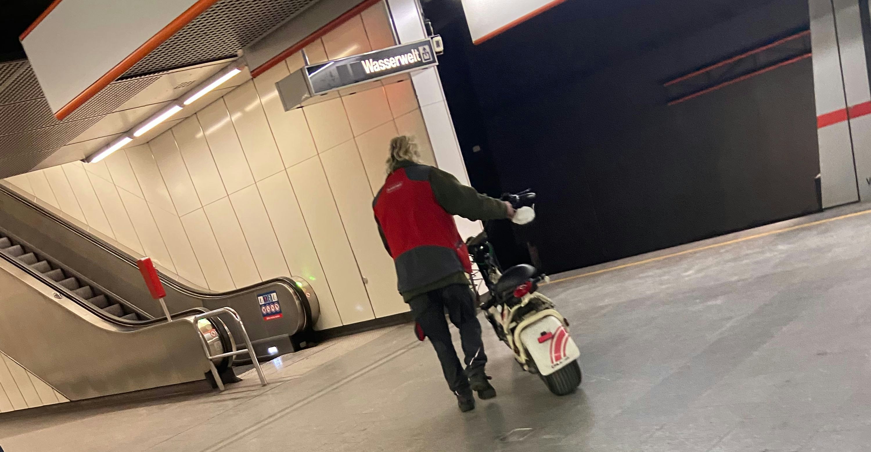 Der Mann stieg bei der Station Johnstraße in Wien aus.