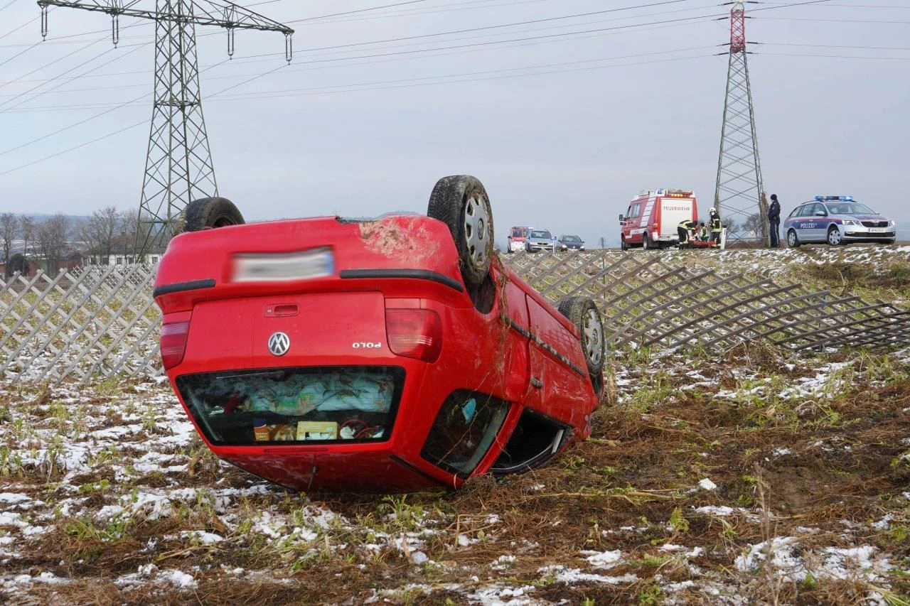 Der VW Polo kam am Dach zum Liegen.
