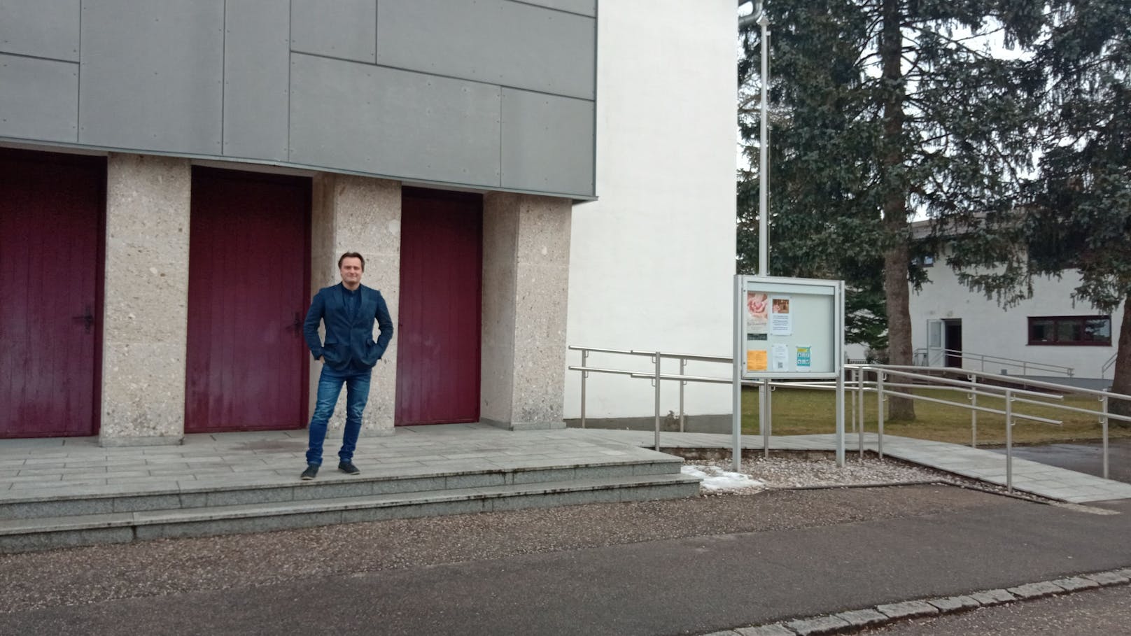 Pfarrer Roman Fraiss vor seiner Kirche in Rosenau.