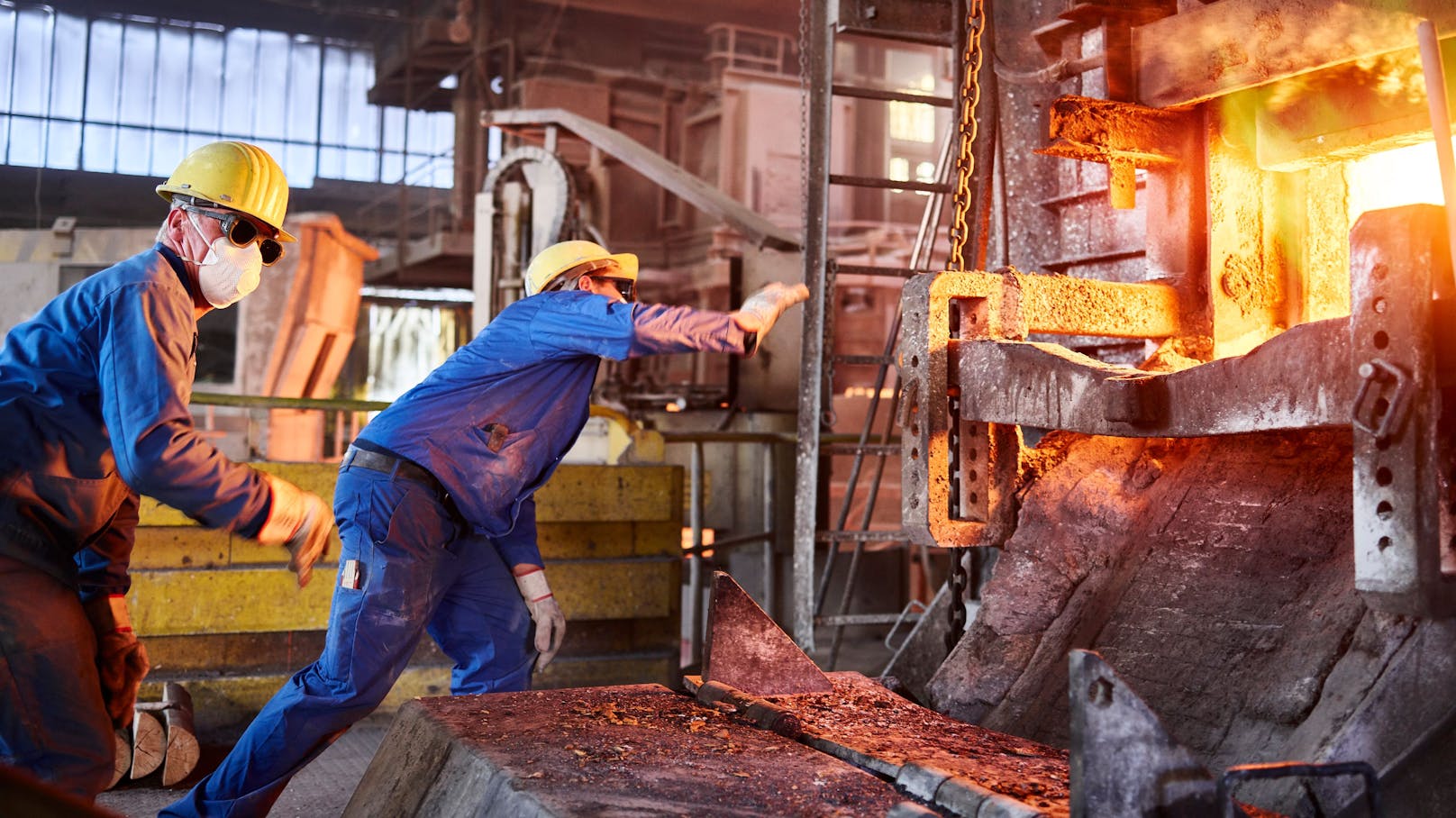 Arbeiter in einem Stahlwerk (Symbolbild)