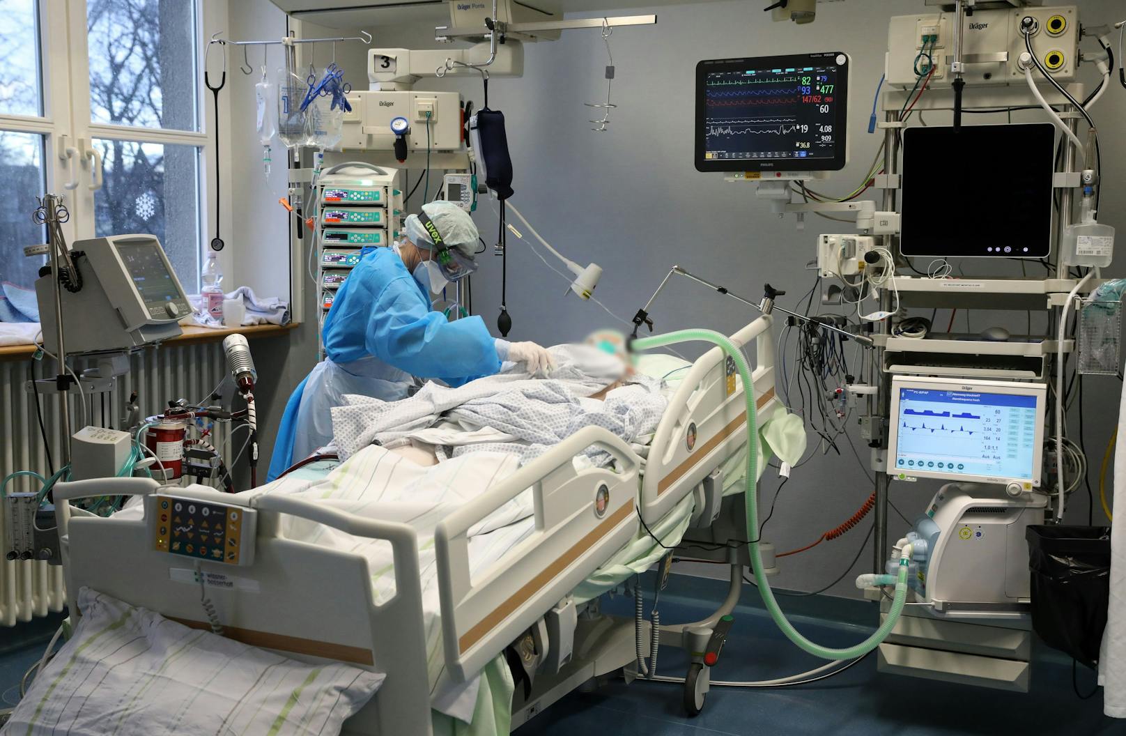 Ein Corona-Patient wird auf der Intensivstation eines Spitals behandelt.