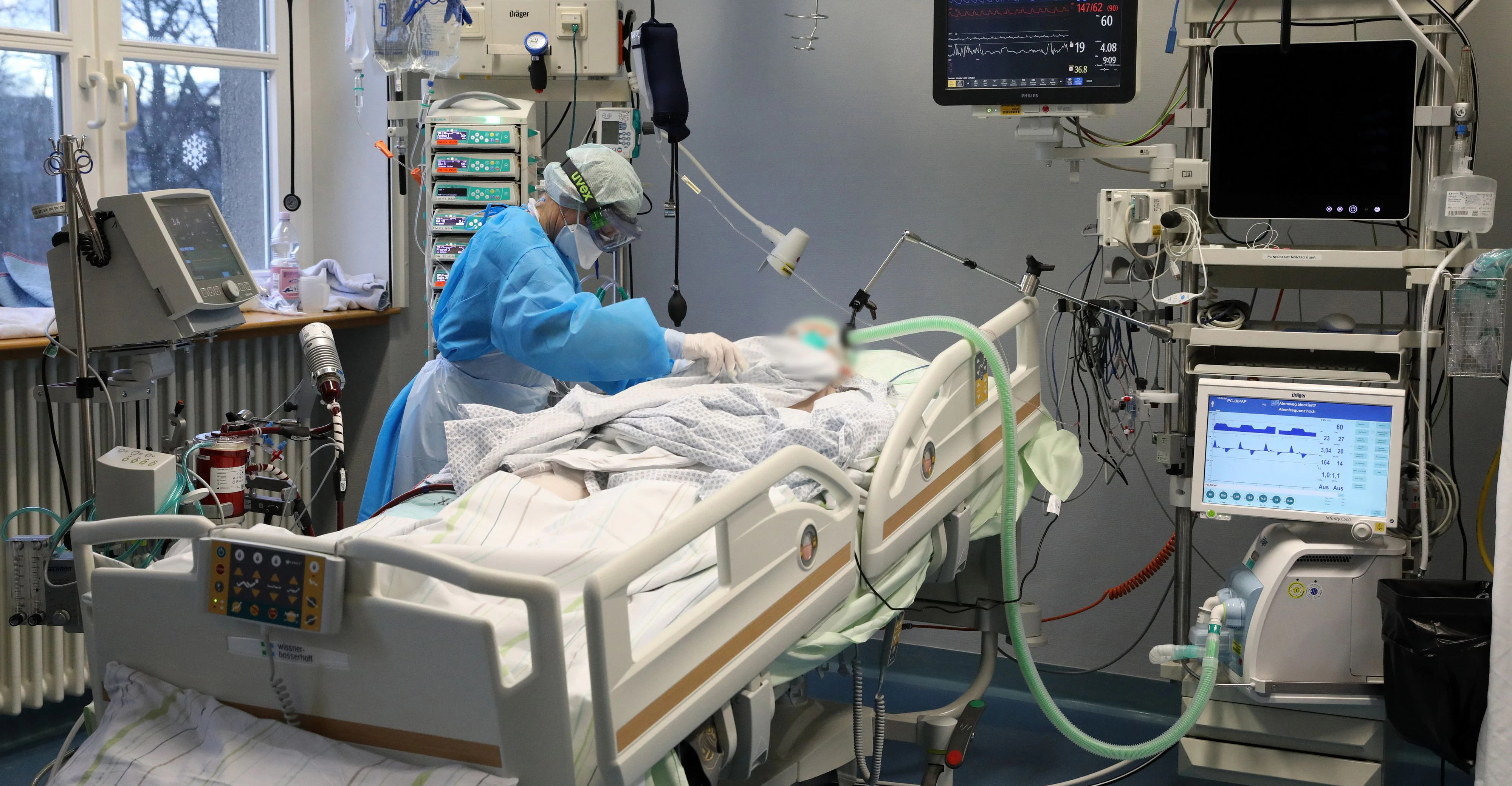 Eine Corona-Patient wird auf der Intensivstation eines Spitals behandelt.
