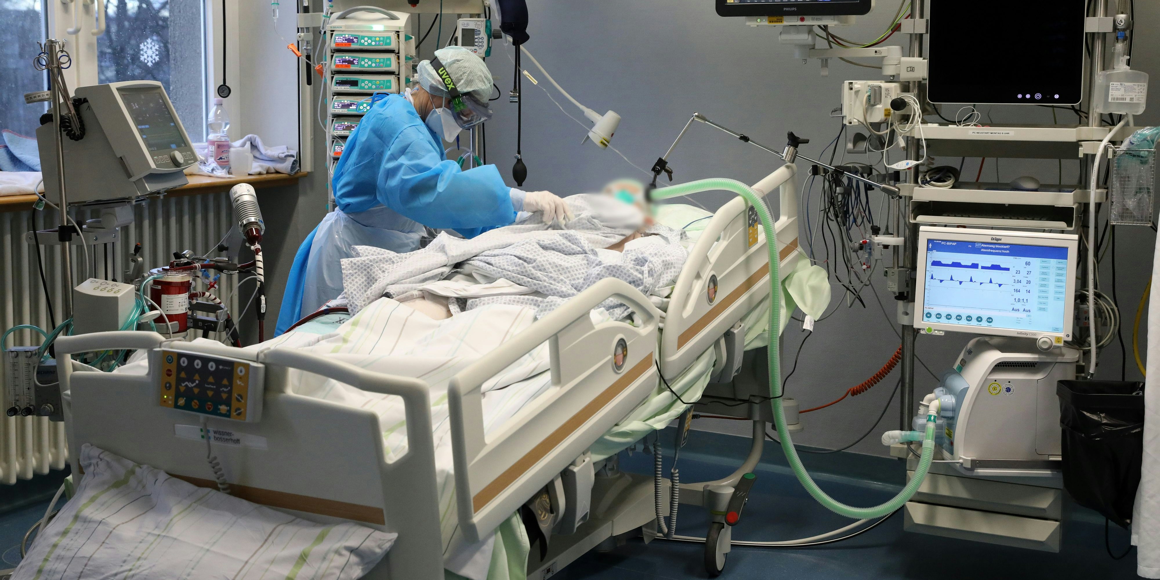Eine Corona-Patient wird auf der Intensivstation eines Spitals behandelt.