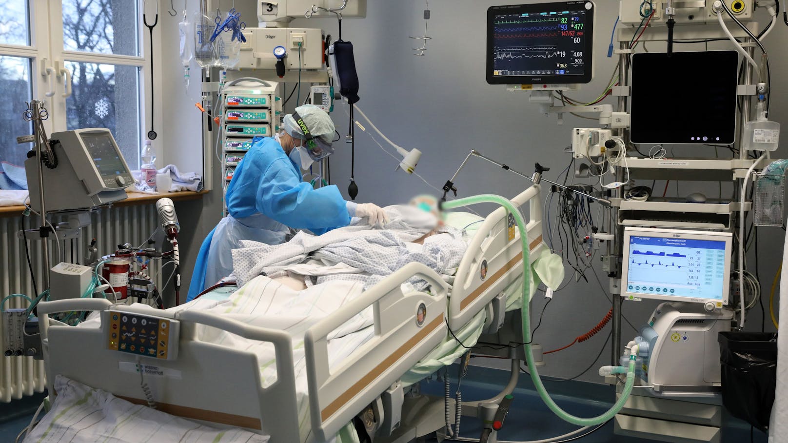 Eine Corona-Patient wird auf der Intensivstation eines Spitals behandelt.
