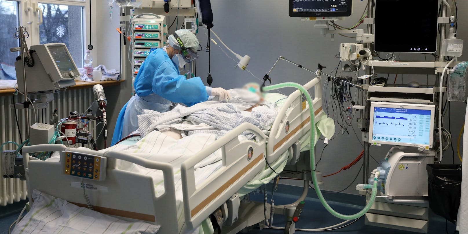 Eine Corona-Patient wird auf der Intensivstation eines Spitals behandelt.