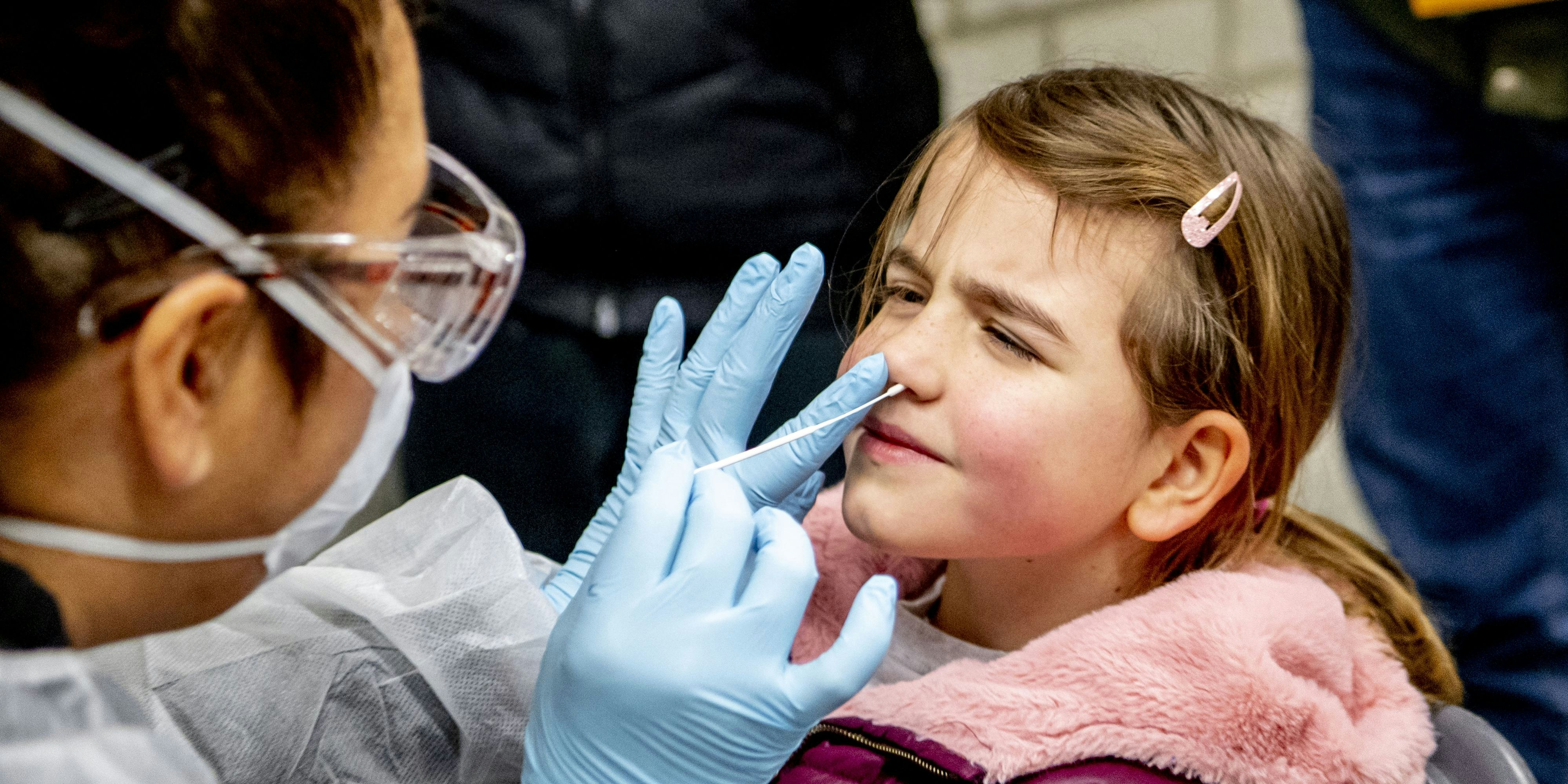 Download von www.picturedesk.com am 02.02.2021 (16:09).  ACT action_31505873 -- BERGSCHENHOEK - children from 2 years are also tested pcr families and children child are tested. Small children can be tested for the corona virus with the cotton wool. All residents of the Lansingerland municipality in South Holland can have themselves tested for the corona virus. For the first time, targeted large-scale testing is taking place, after the outbreak of the 'British variant' around a primary school in Bergschenhoek in the municipality. ROBIN UTRECHT - 20210113_PD3880 - Rechteinfo: Rights Managed (RM)