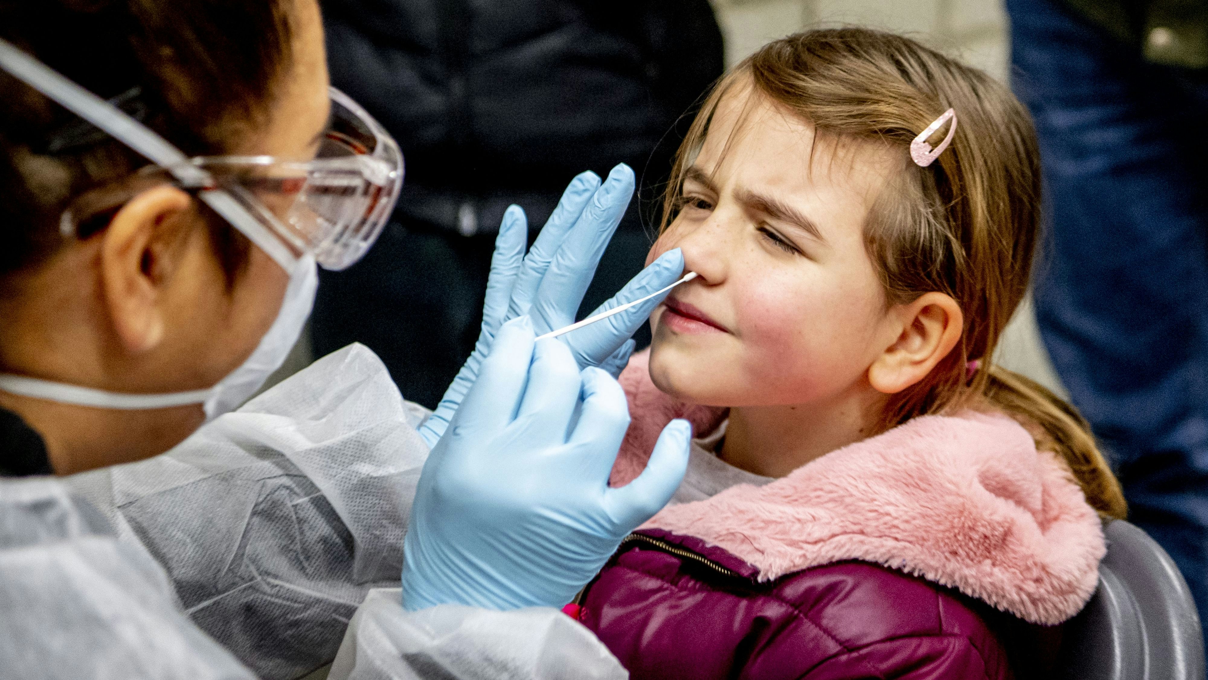 Download von www.picturedesk.com am 02.02.2021 (16:09).  ACT action_31505873 -- BERGSCHENHOEK - children from 2 years are also tested pcr families and children child are tested. Small children can be tested for the corona virus with the cotton wool. All residents of the Lansingerland municipality in South Holland can have themselves tested for the corona virus. For the first time, targeted large-scale testing is taking place, after the outbreak of the 'British variant' around a primary school in Bergschenhoek in the municipality. ROBIN UTRECHT - 20210113_PD3880 - Rechteinfo: Rights Managed (RM)
