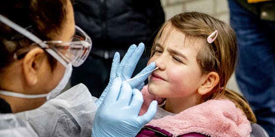 Bezogen auf die Gesamtzahlen stellen die Fünf- bis 24-Jährigen mittlerweile 26,3 Prozent aller Infizierten dar.