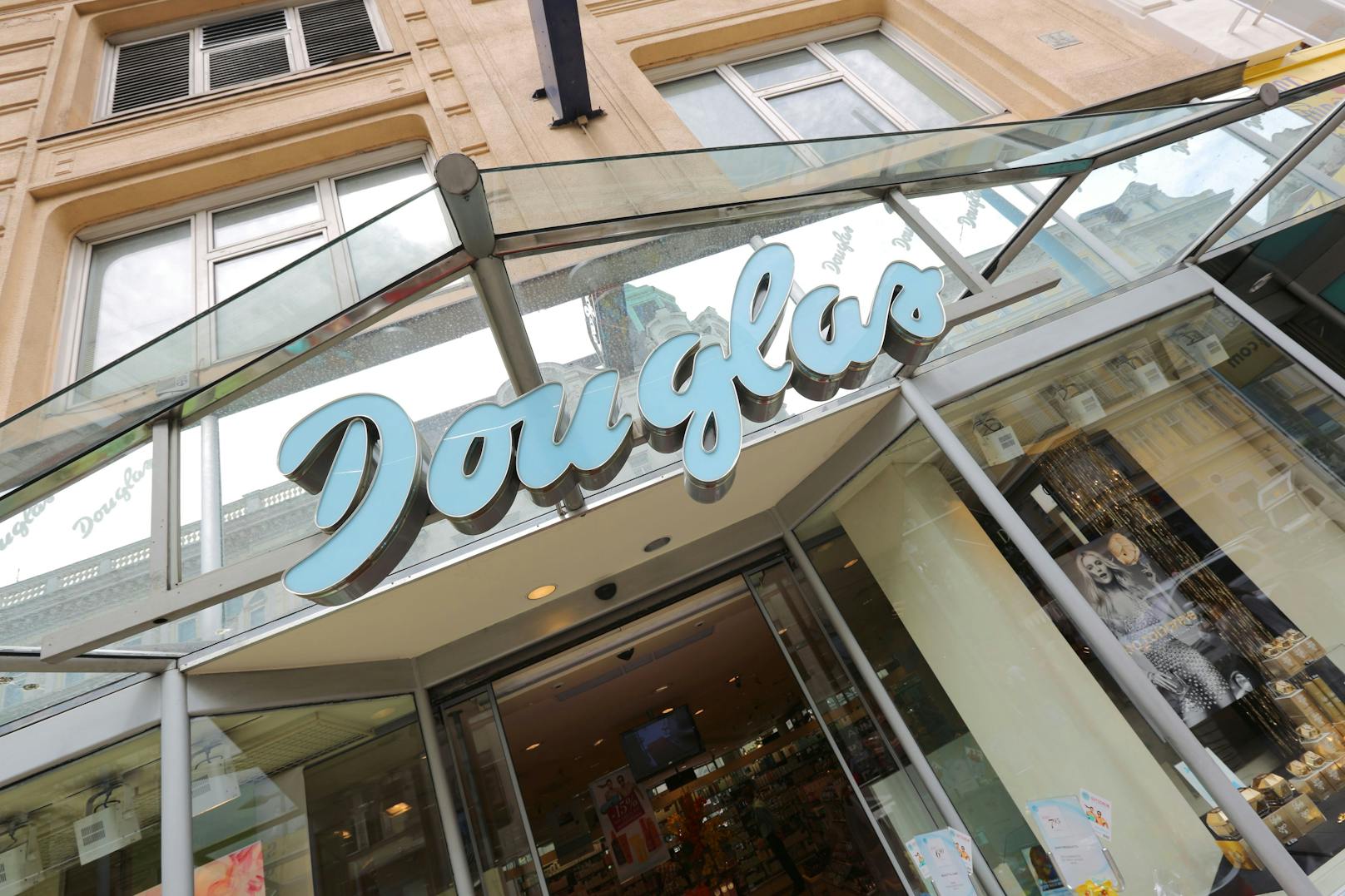Die Parfümeriekette Douglas wird in den nächsten Monaten fünf Filialen in Österreich schließen.
