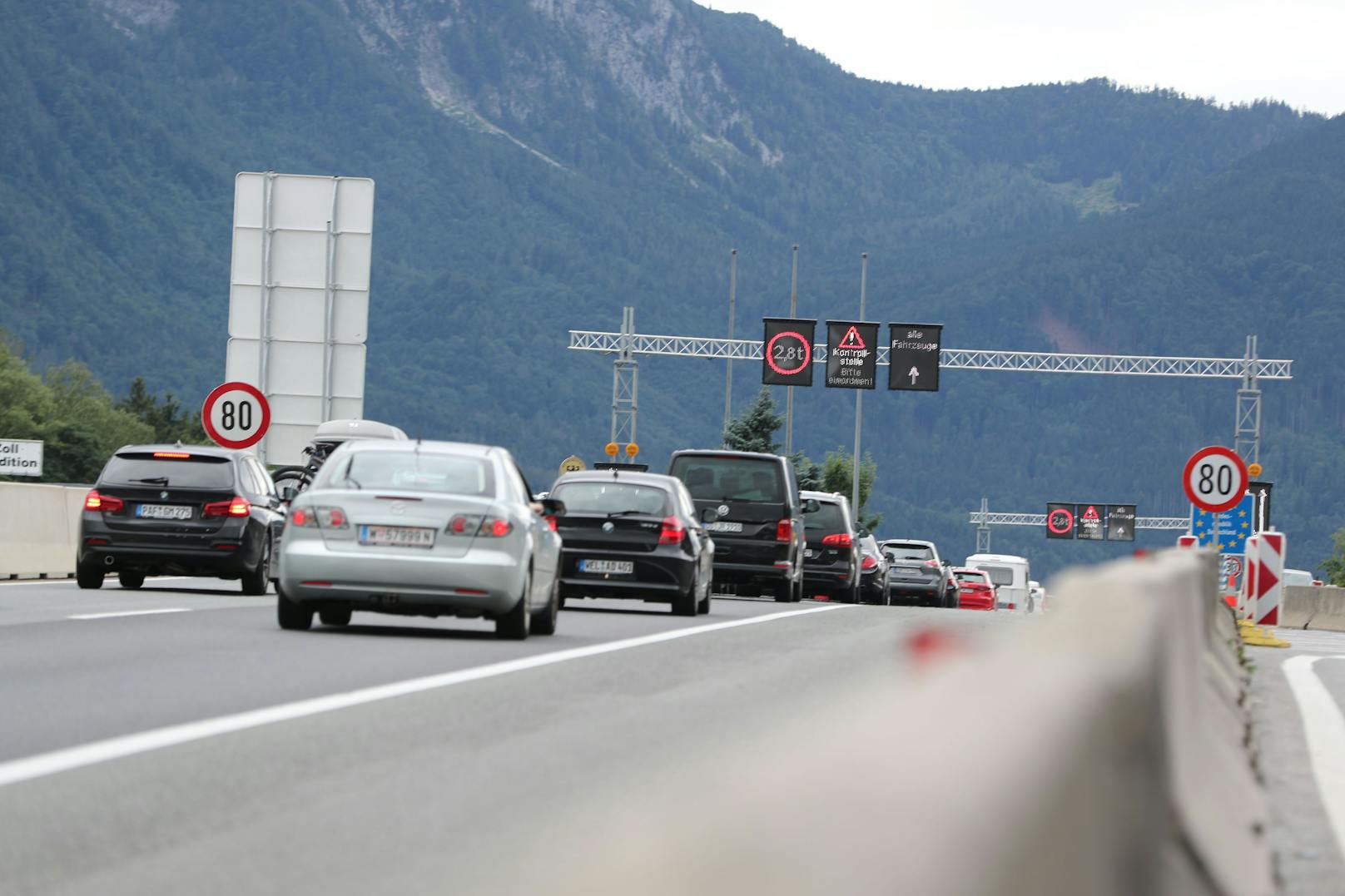  Grenzübergang Salzburg Walserberg: Neue harte Einreiseregeln kommen, kein Freitesten mehr möglich -  die Quarantäne wird immer 10 Tage andauern, auch bei negativem Coronatest.